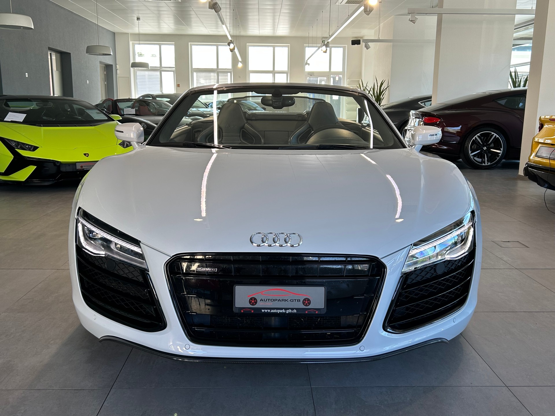AUDI R8 Spyder 5.2 S-Tronic-showroom-element-2