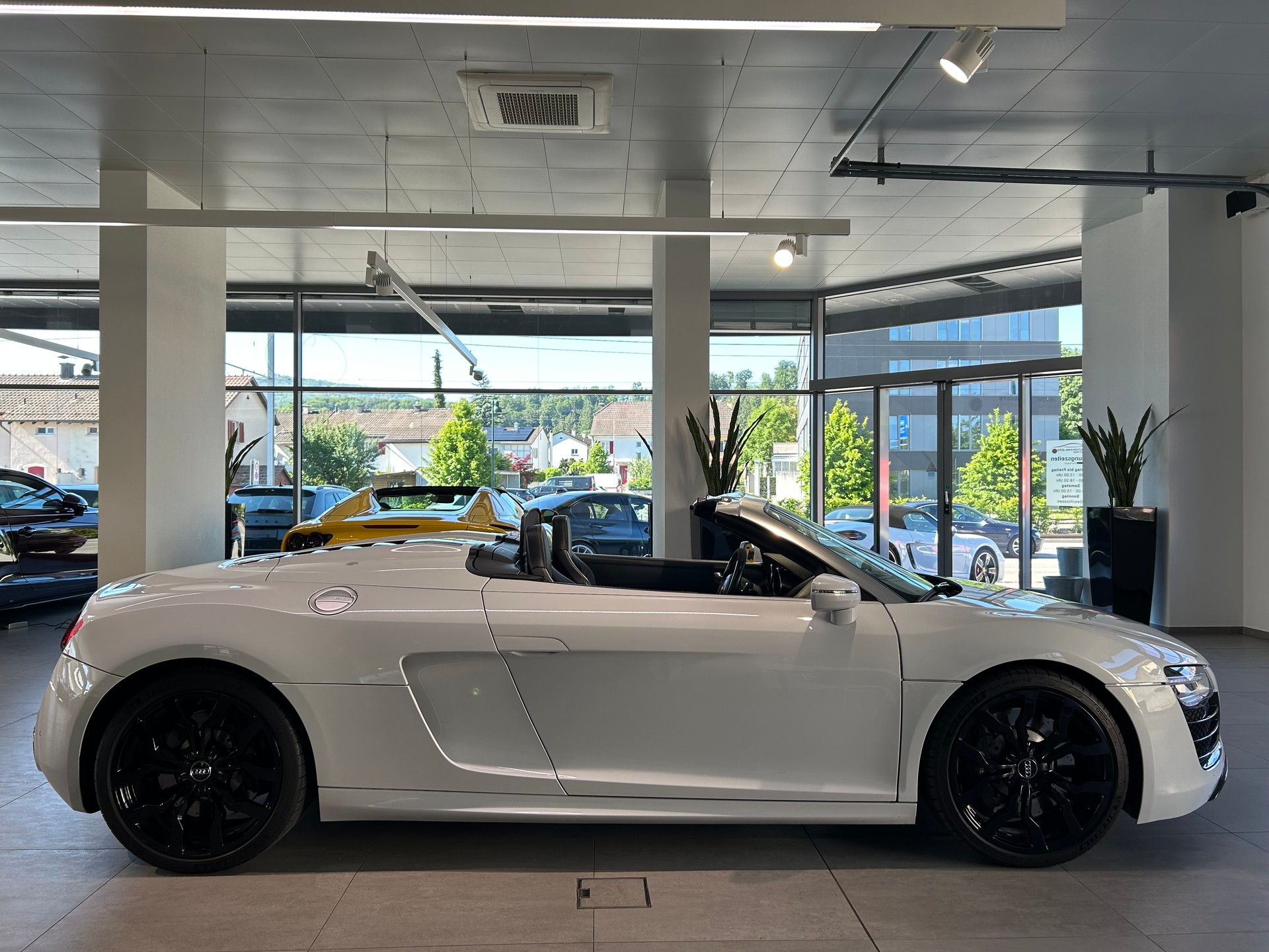 AUDI R8 Spyder 5.2 S-Tronic-image-5