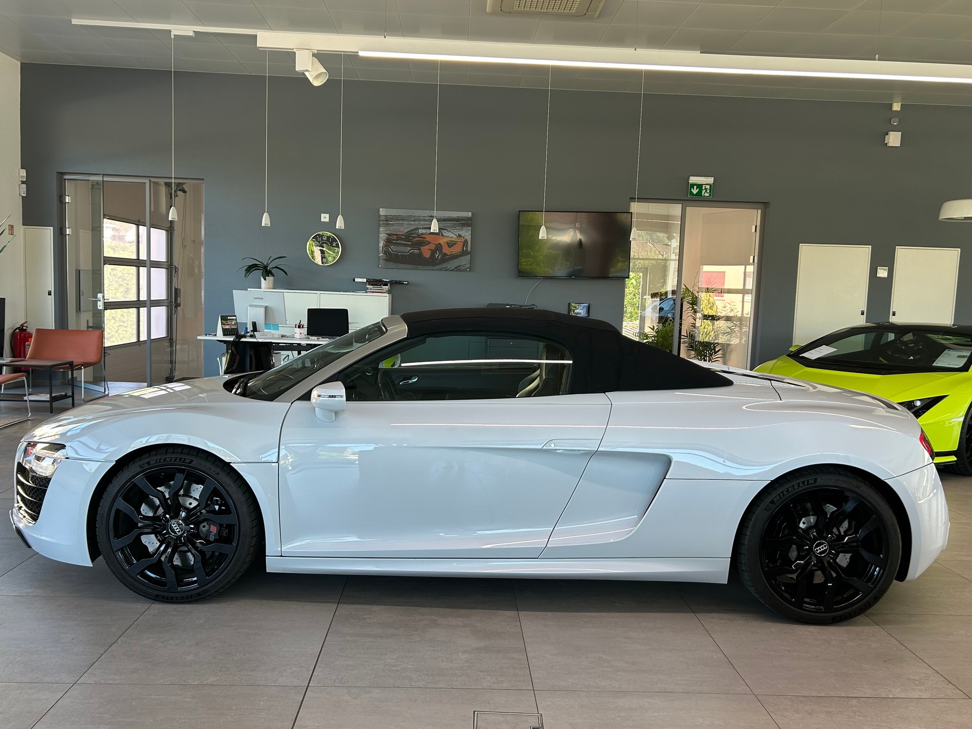 AUDI R8 Spyder 5.2 S-Tronic-image-4