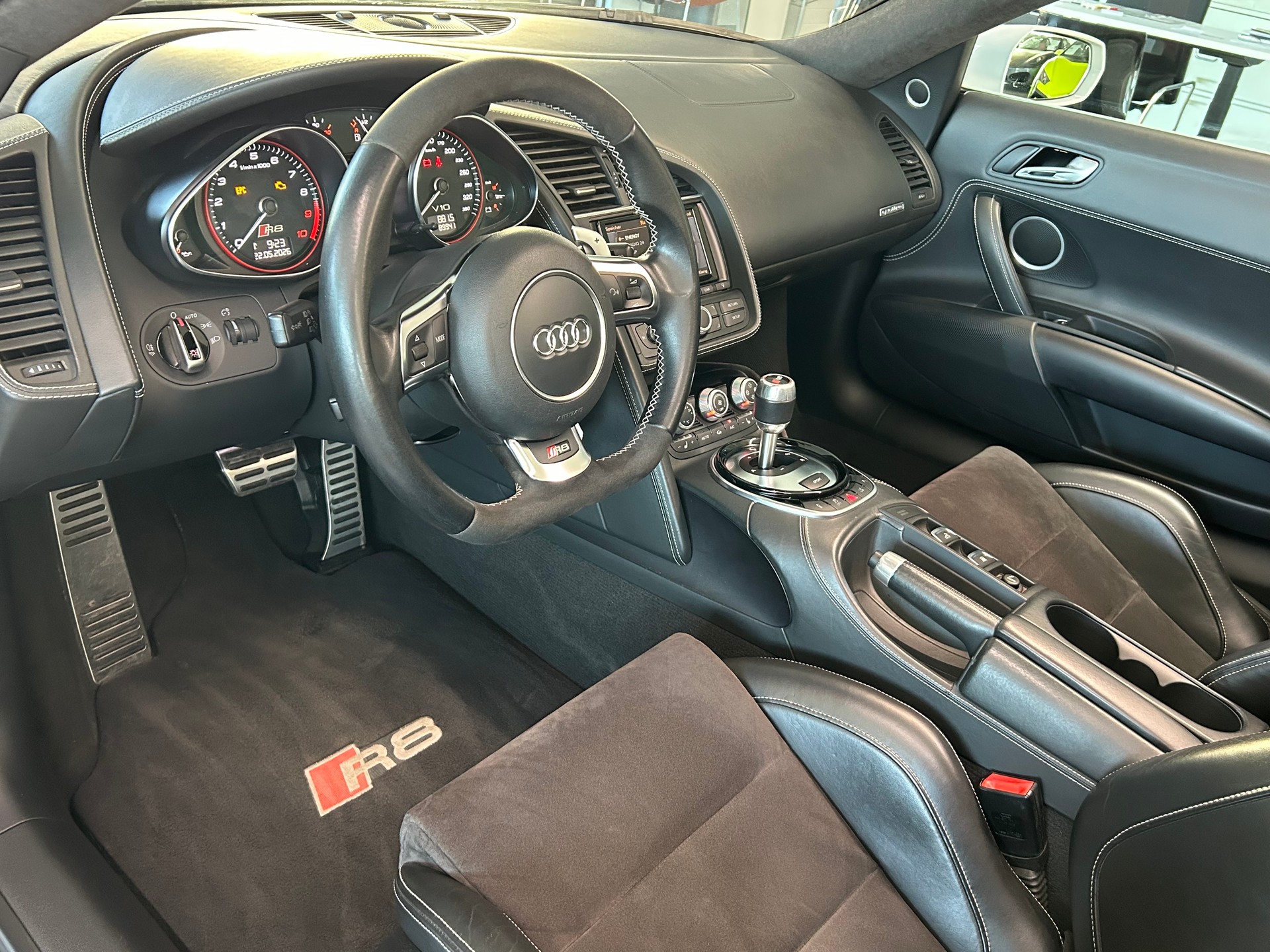AUDI R8 Spyder 5.2 S-Tronic-image-10