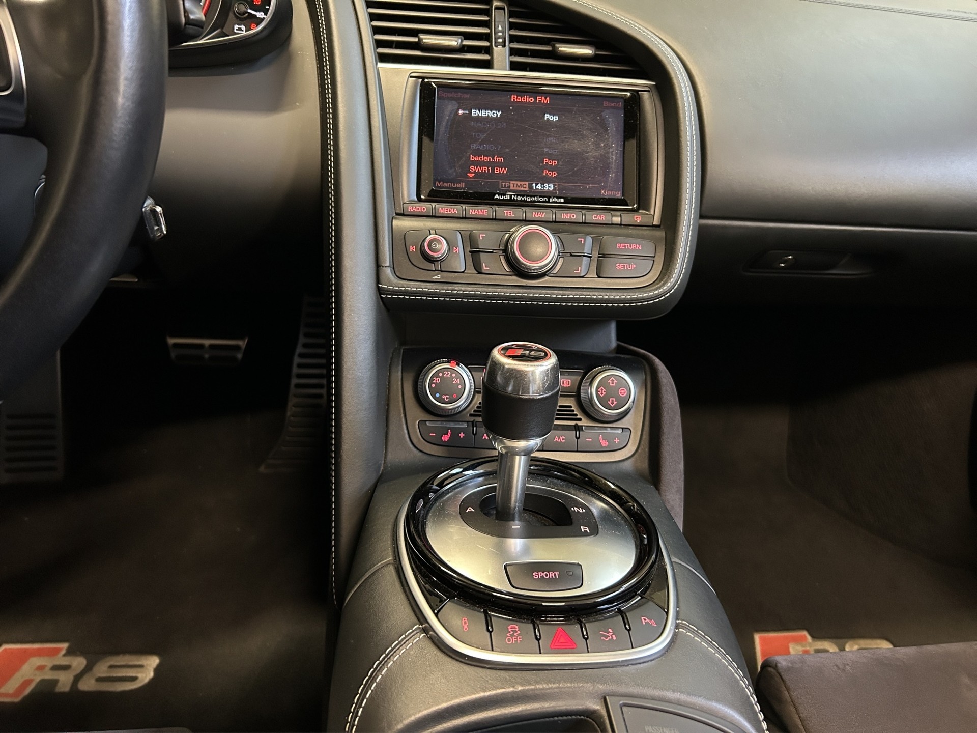 AUDI R8 Spyder 5.2 S-Tronic-image-18