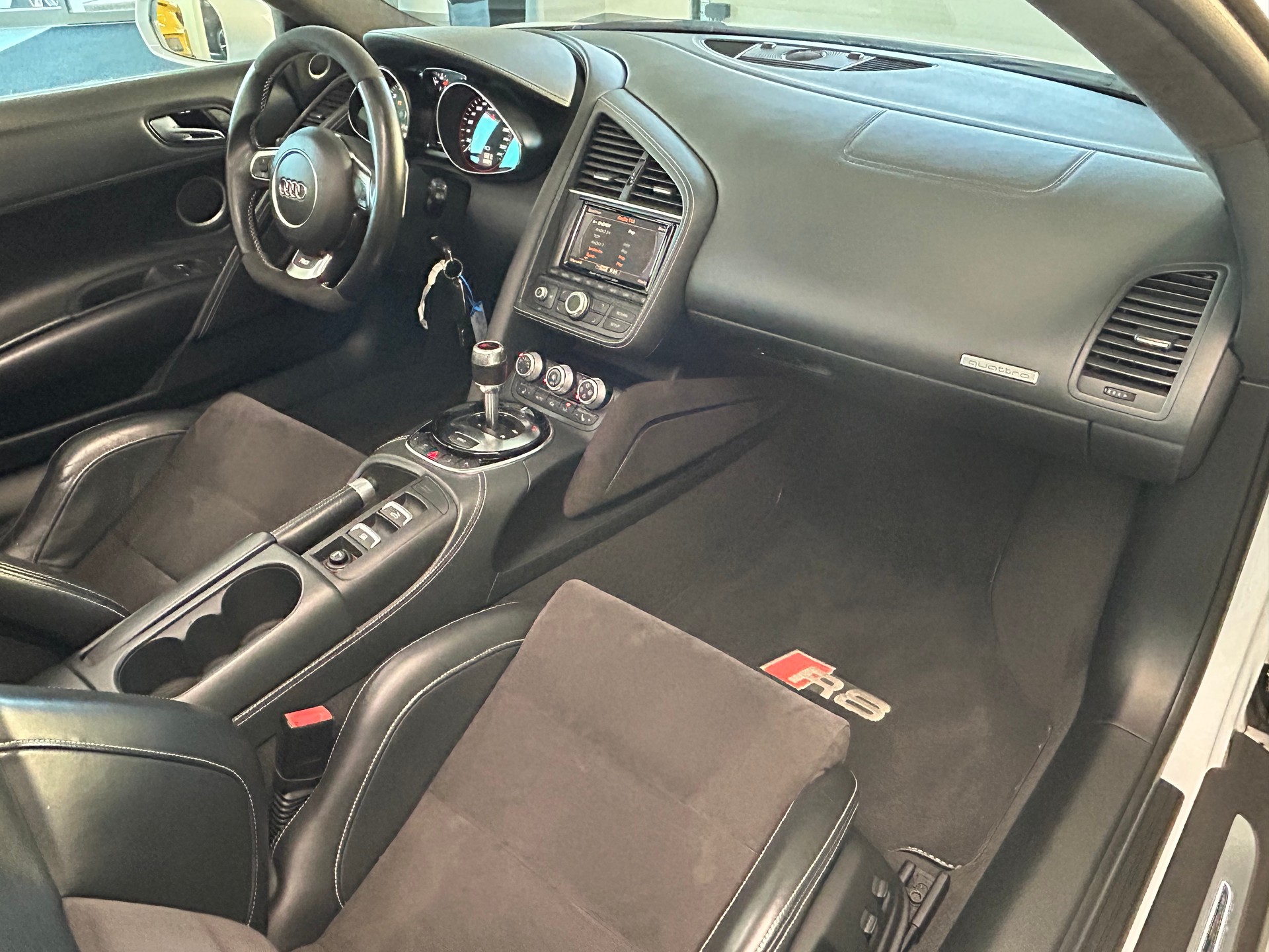 AUDI R8 Spyder 5.2 S-Tronic-image-12