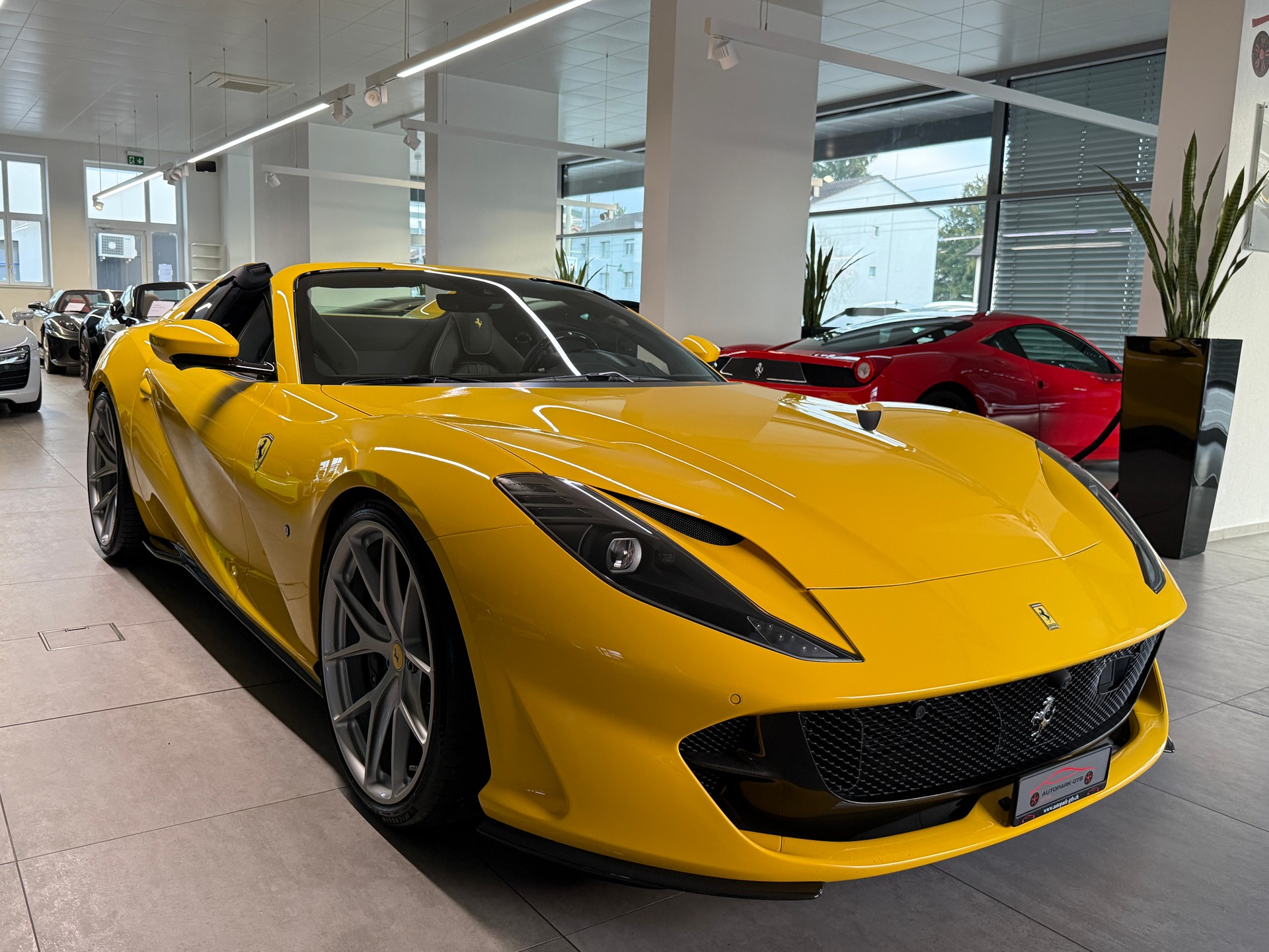 FERRARI 812 GTS-showroom-element-1