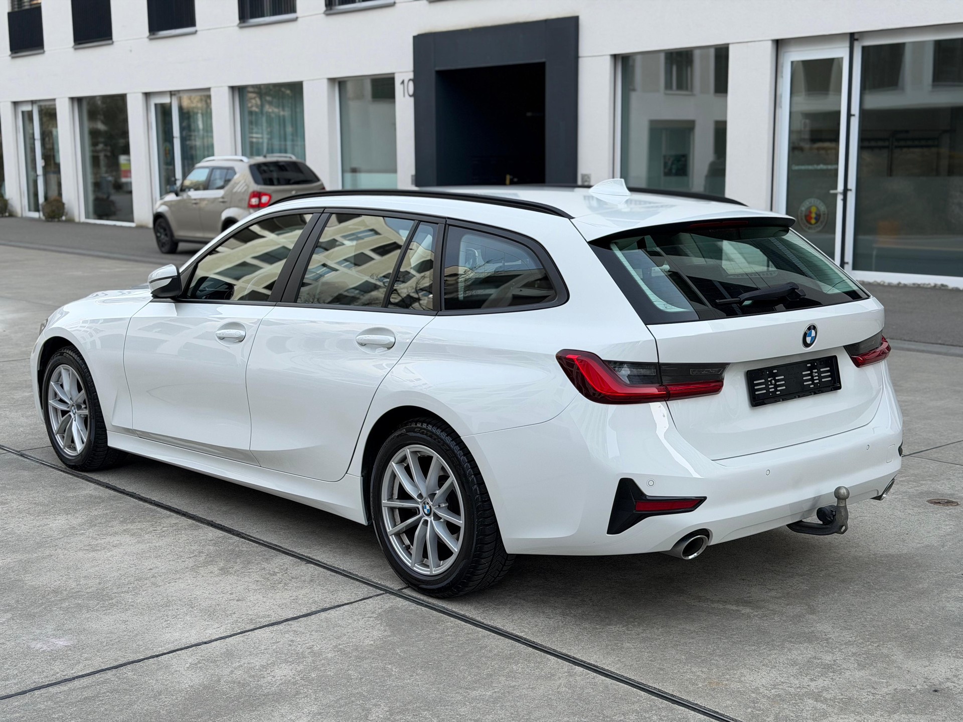 BMW 320d xDrive 48V Touring Steptronic-showroom-element-3