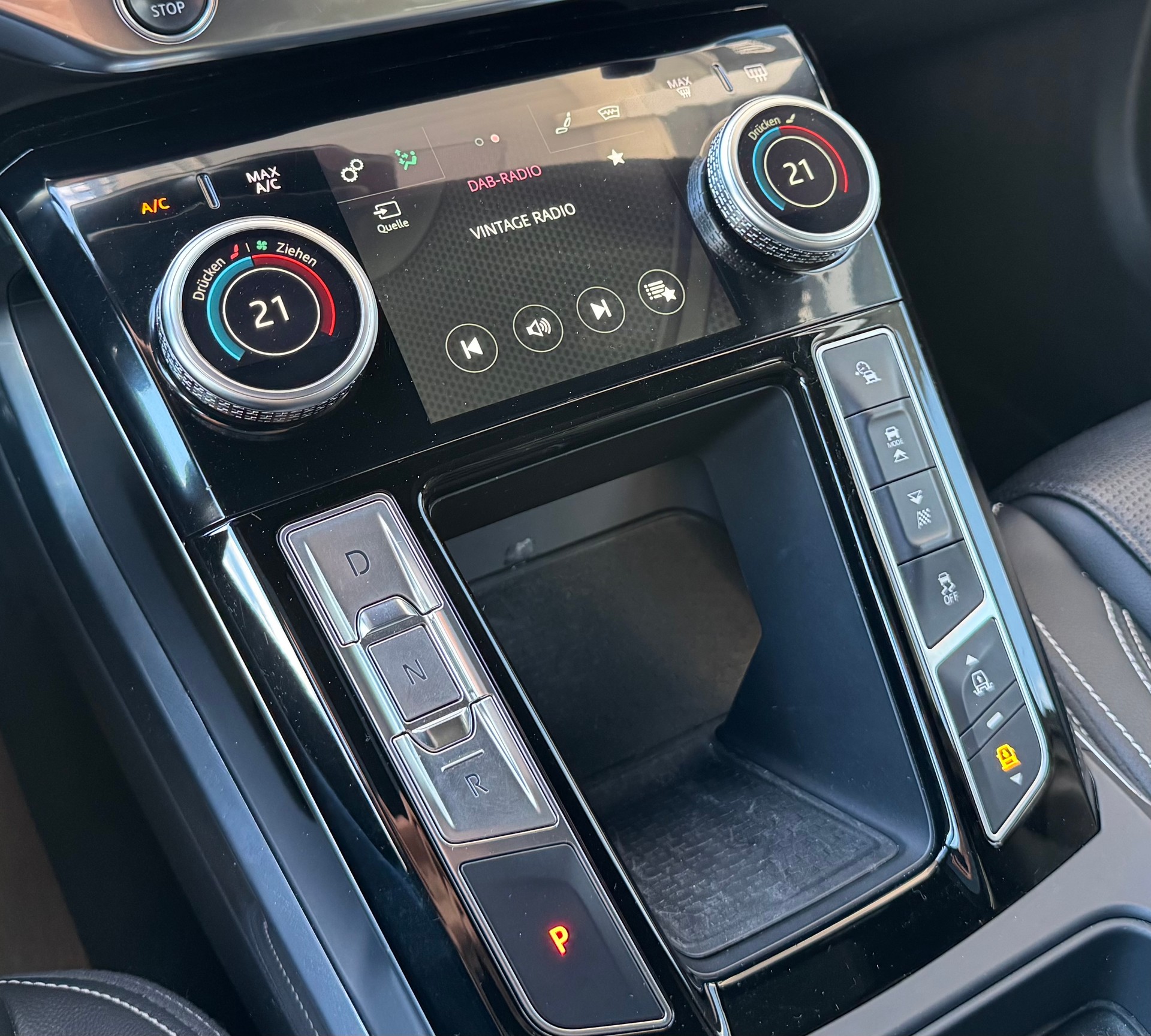 JAGUAR I-Pace EV400 SE AWD-image-22