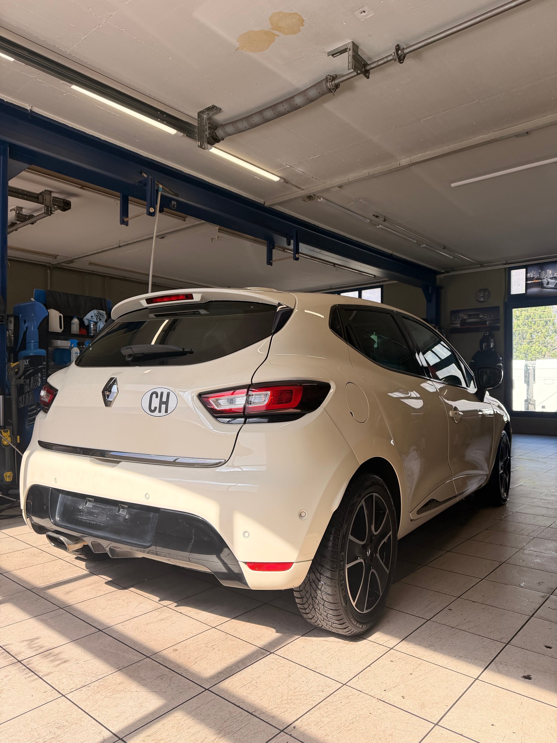 RENAULT Clio 1.2 16V T Initiale Paris EDC-showroom-element-3