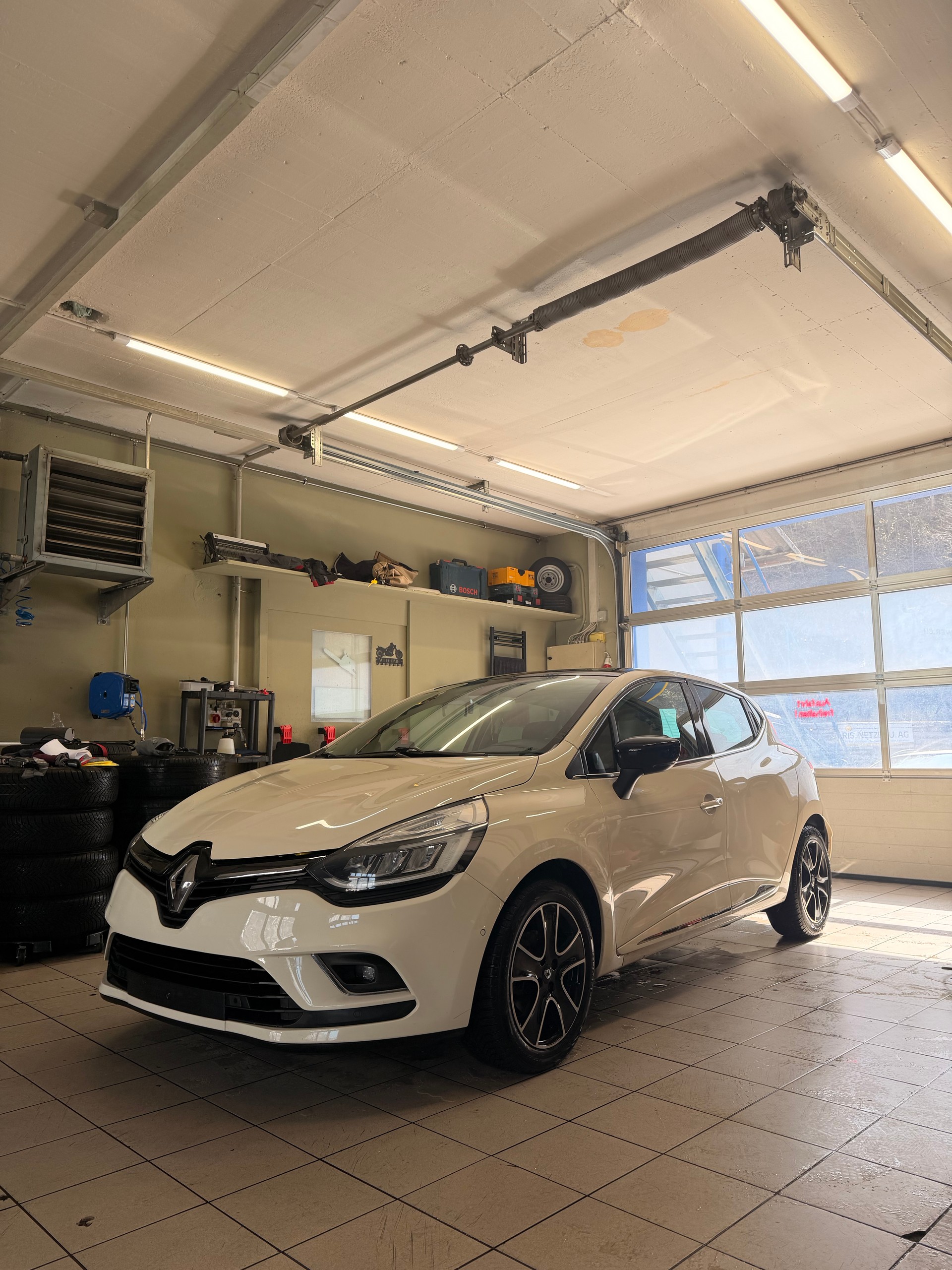 RENAULT Clio 1.2 16V T Initiale Paris EDC-showroom-element-1