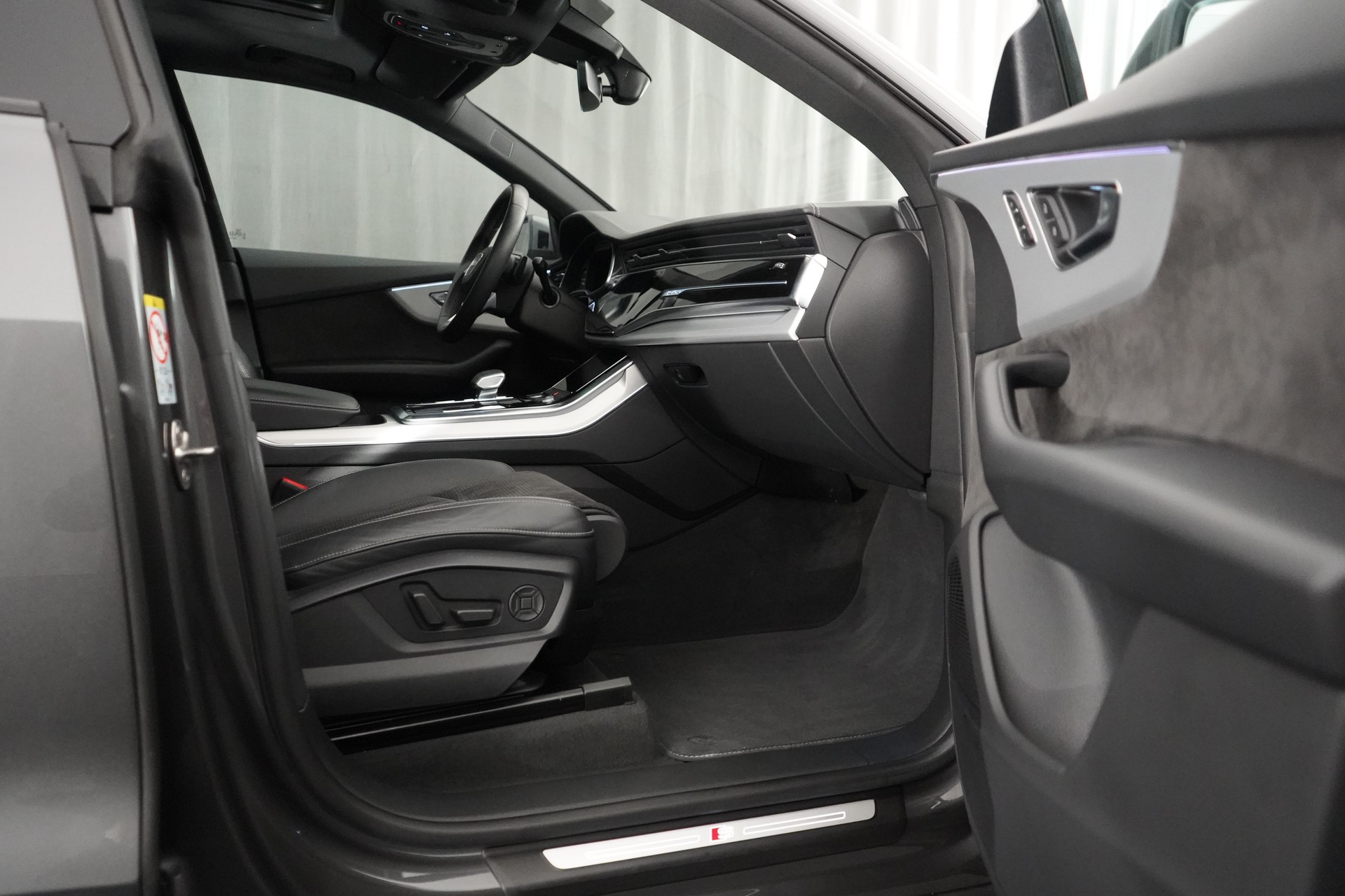 AUDI Q8 55 TFSI e quattro PHEV tiptronic-image-5