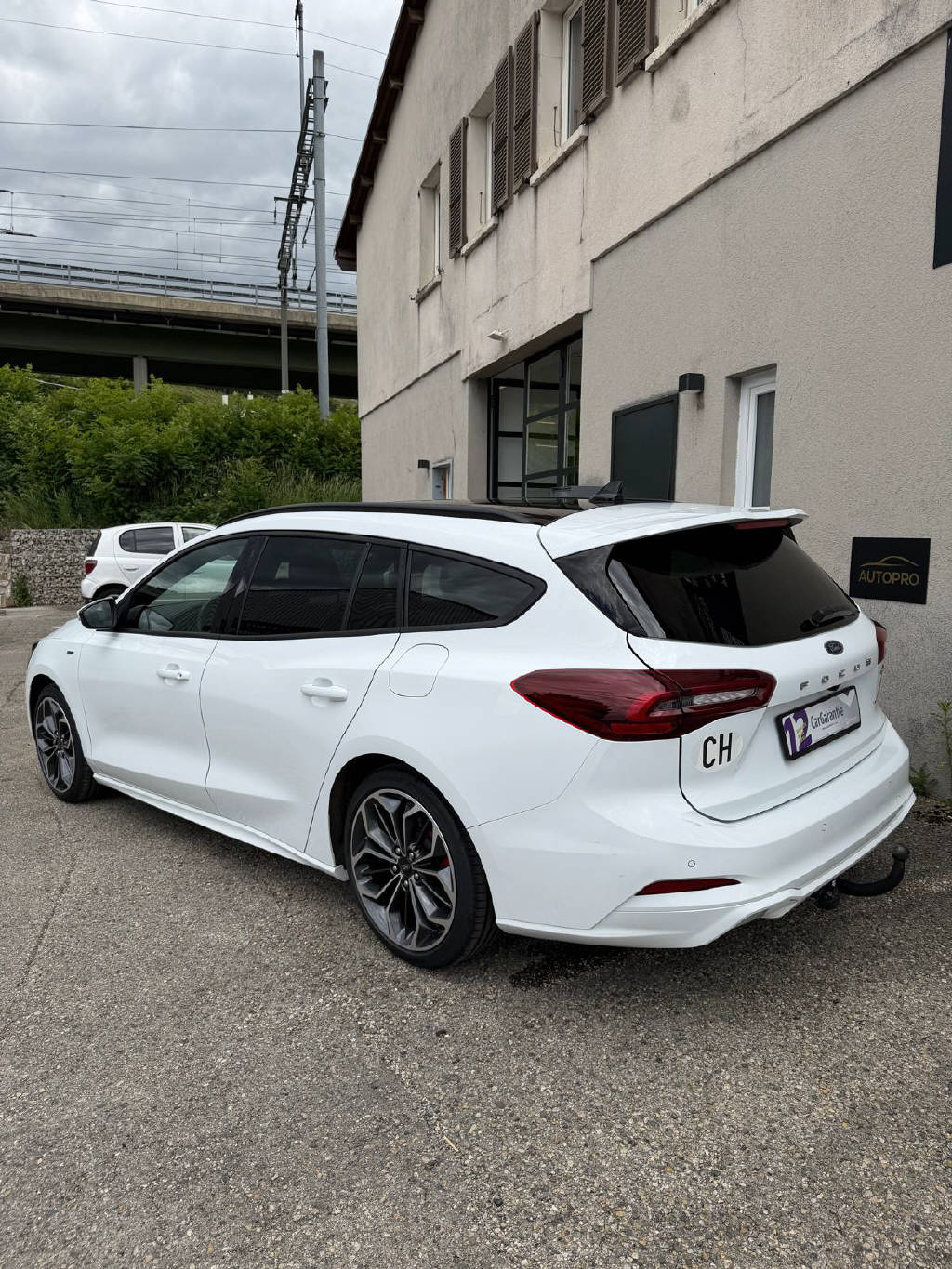 FORD Focus Station Wagon 1.0i EcoB Hybrid 125 ST-Line X-image-4