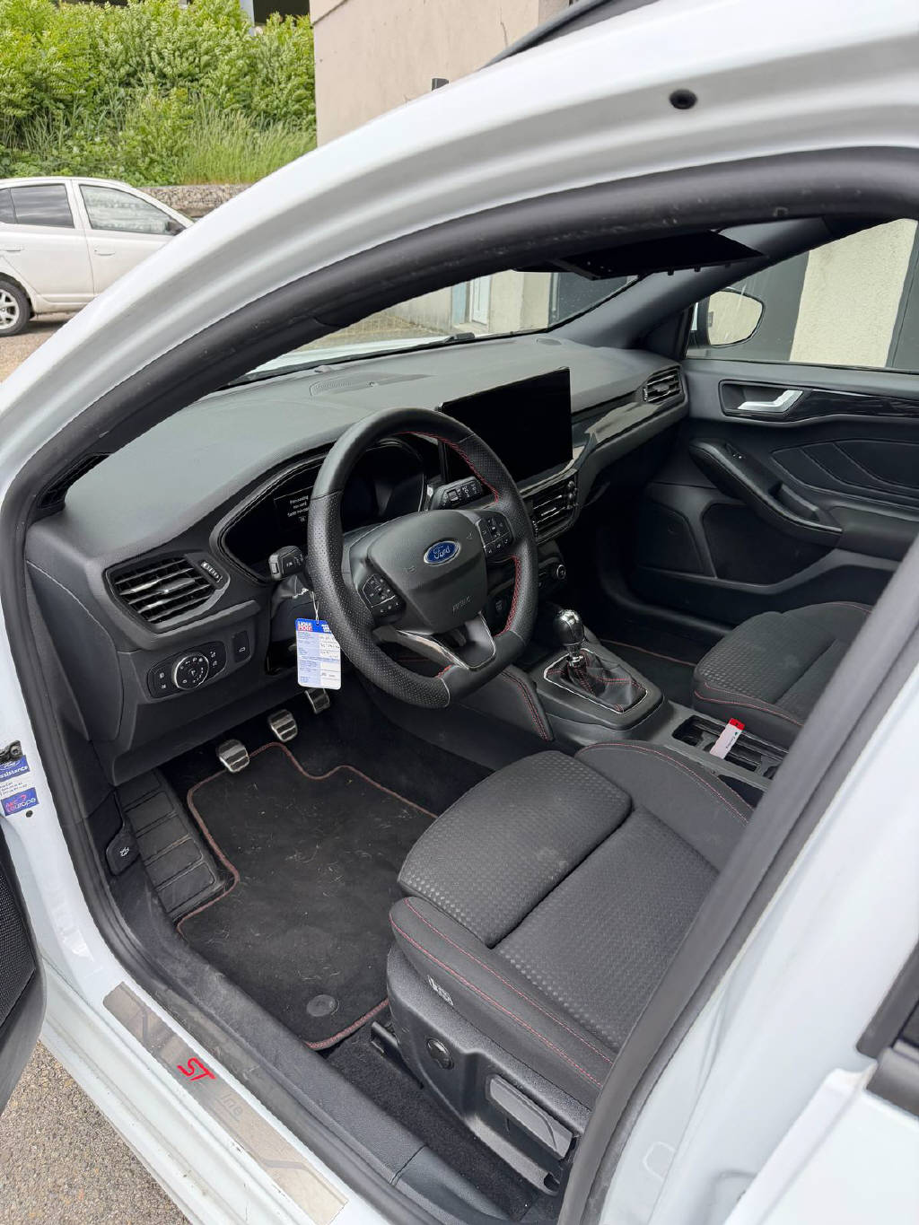 FORD Focus Station Wagon 1.0i EcoB Hybrid 125 ST-Line X-image-7