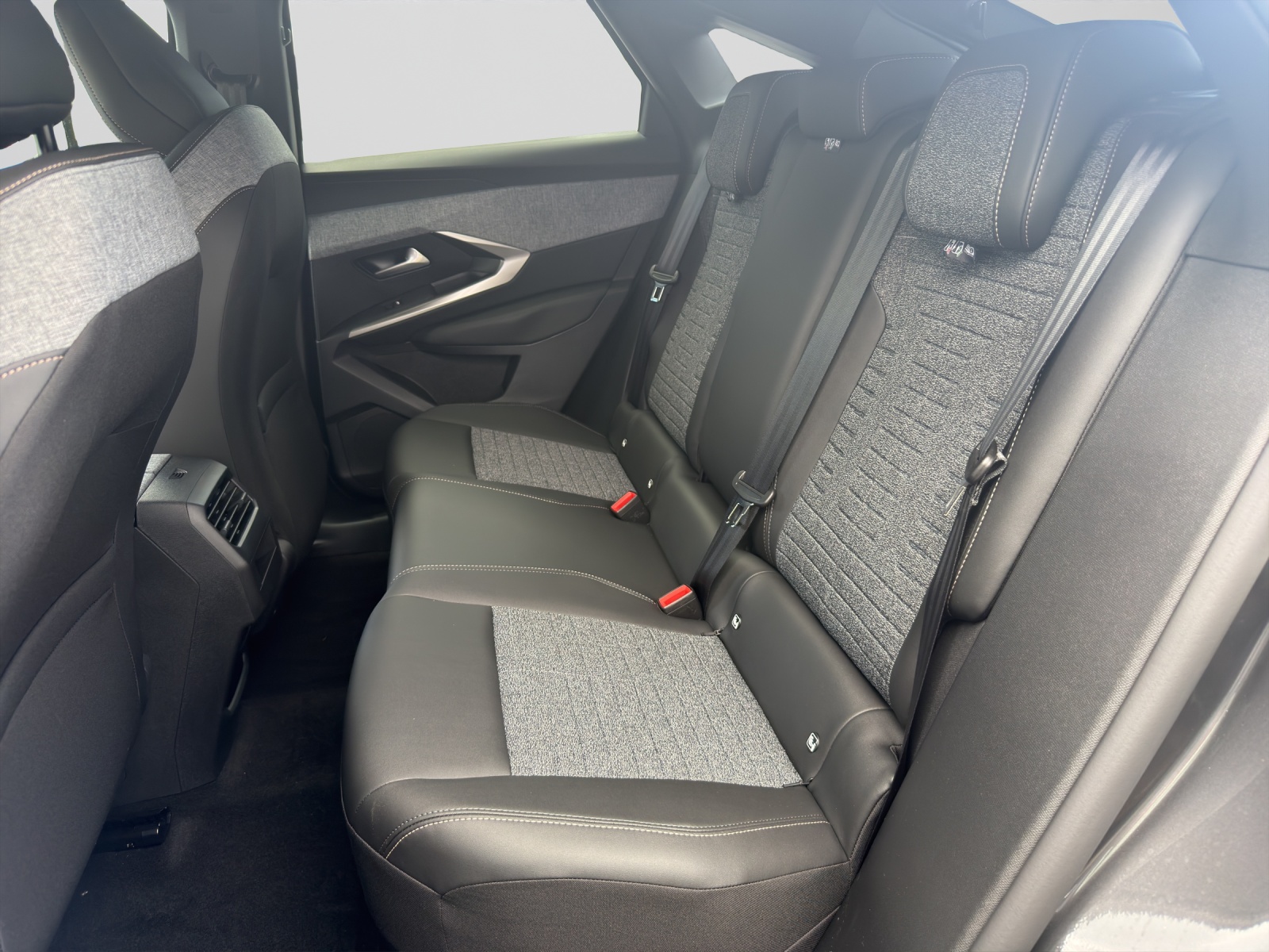 PEUGEOT 3008 NEW 73kWh Allure P AWD-image-7