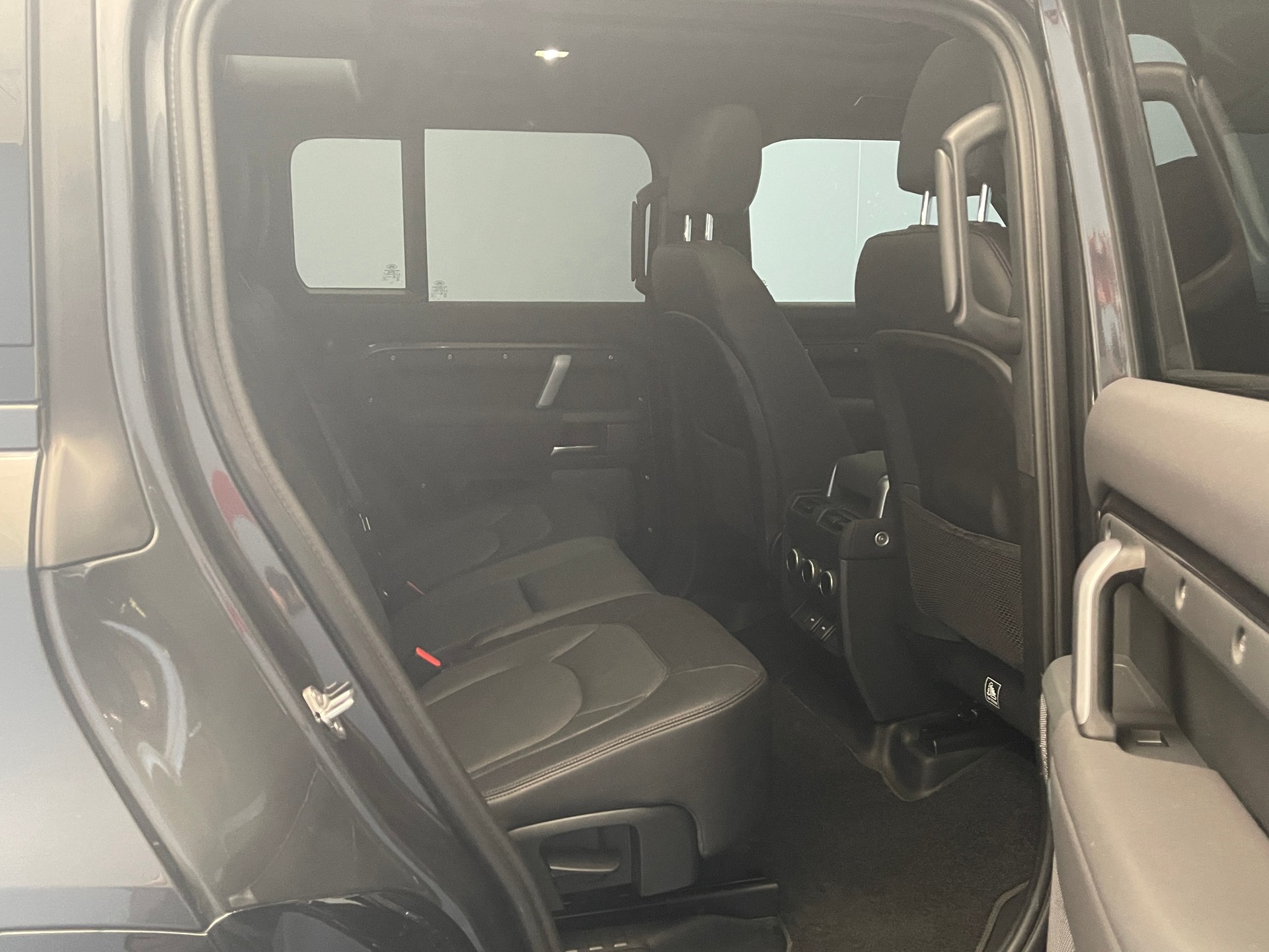 LAND ROVER Defender 110 3.0 D I6 300 X-Dynamic SE-image-11