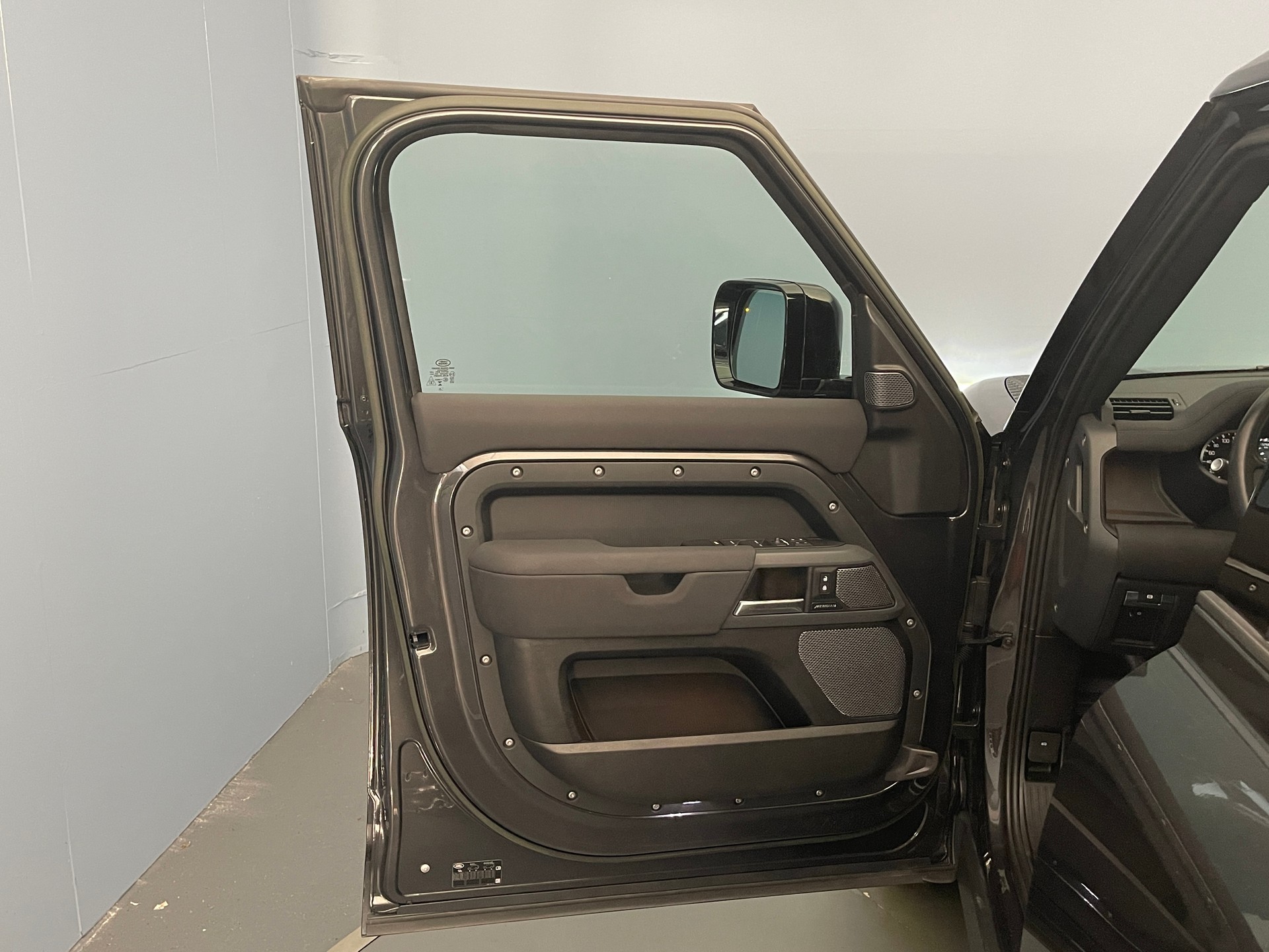 LAND ROVER Defender 110 3.0 D I6 300 X-Dynamic SE-image-5