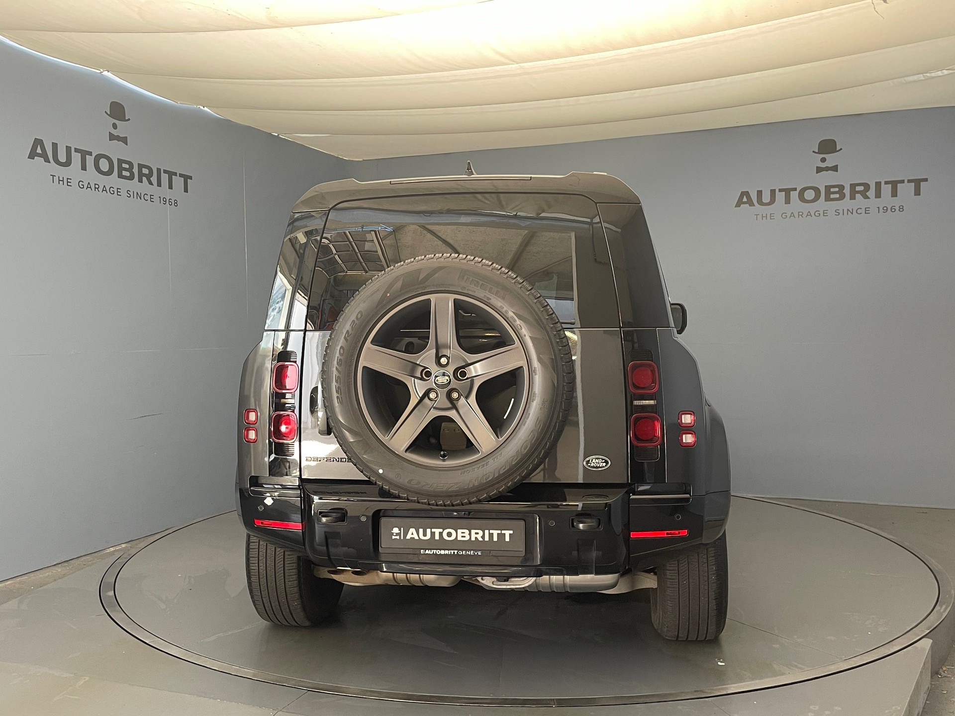 LAND ROVER Defender 110 3.0 D I6 300 X-Dynamic SE-image-4