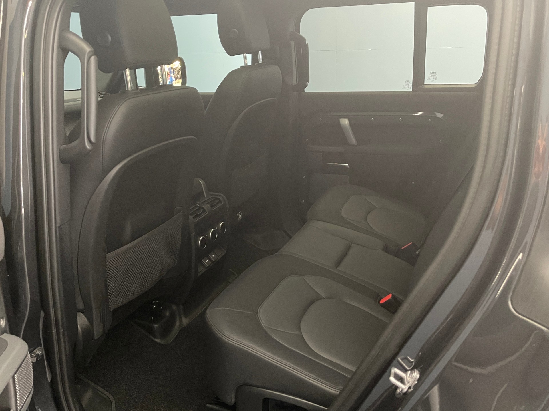 LAND ROVER Defender 110 3.0 D I6 300 X-Dynamic SE-image-9