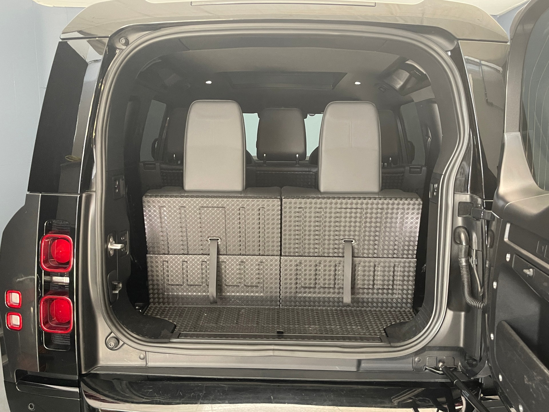 LAND ROVER Defender 110 3.0 D I6 300 X-Dynamic SE-image-13
