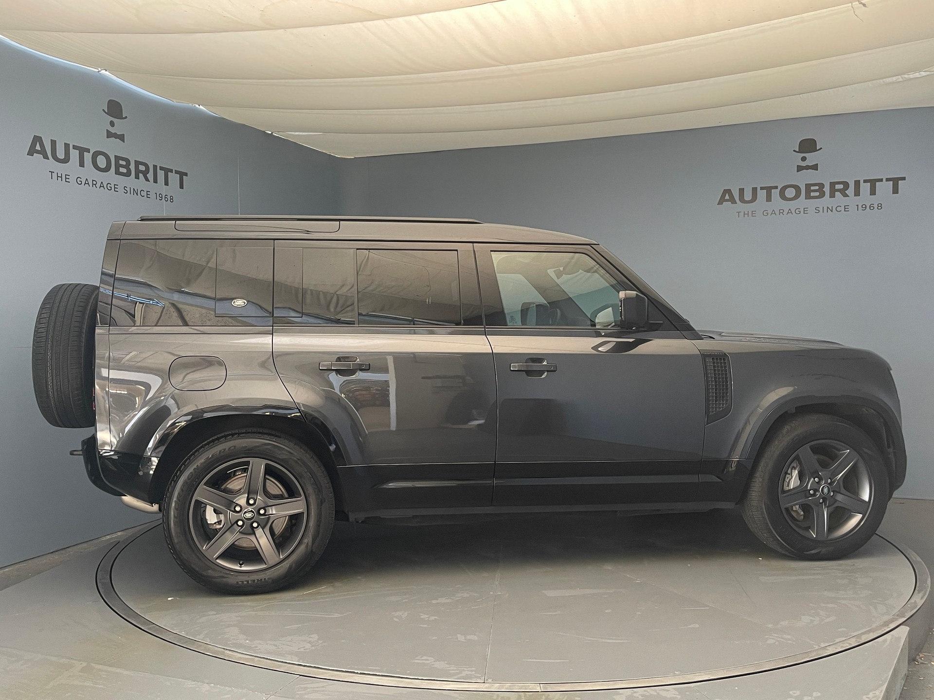 LAND ROVER Defender 110 3.0 D I6 300 X-Dynamic SE-showroom-element-2