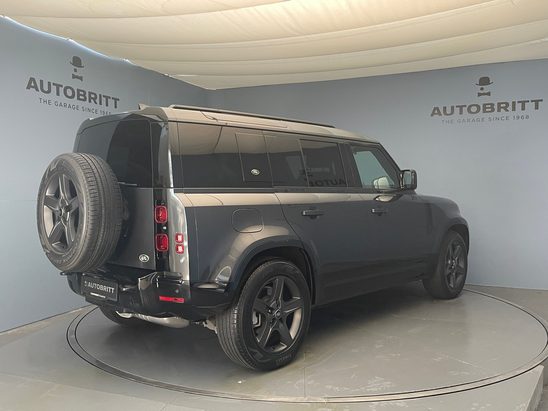 LAND ROVER Defender 110 3.0 D I6 300 X-Dynamic SE-showroom-element-3