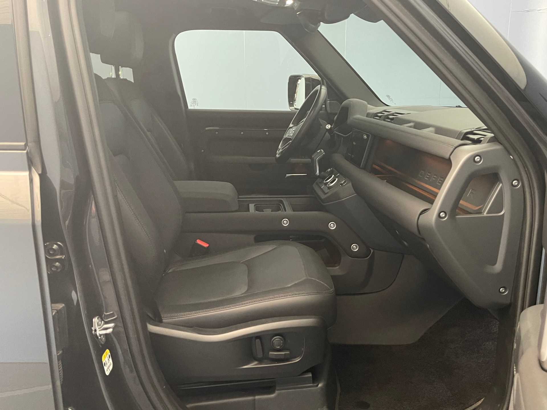 LAND ROVER Defender 110 3.0 D I6 300 X-Dynamic SE-image-8