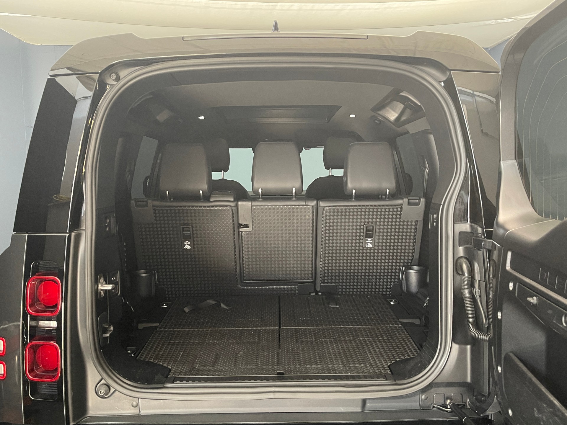 LAND ROVER Defender 110 3.0 D I6 300 X-Dynamic SE-image-12