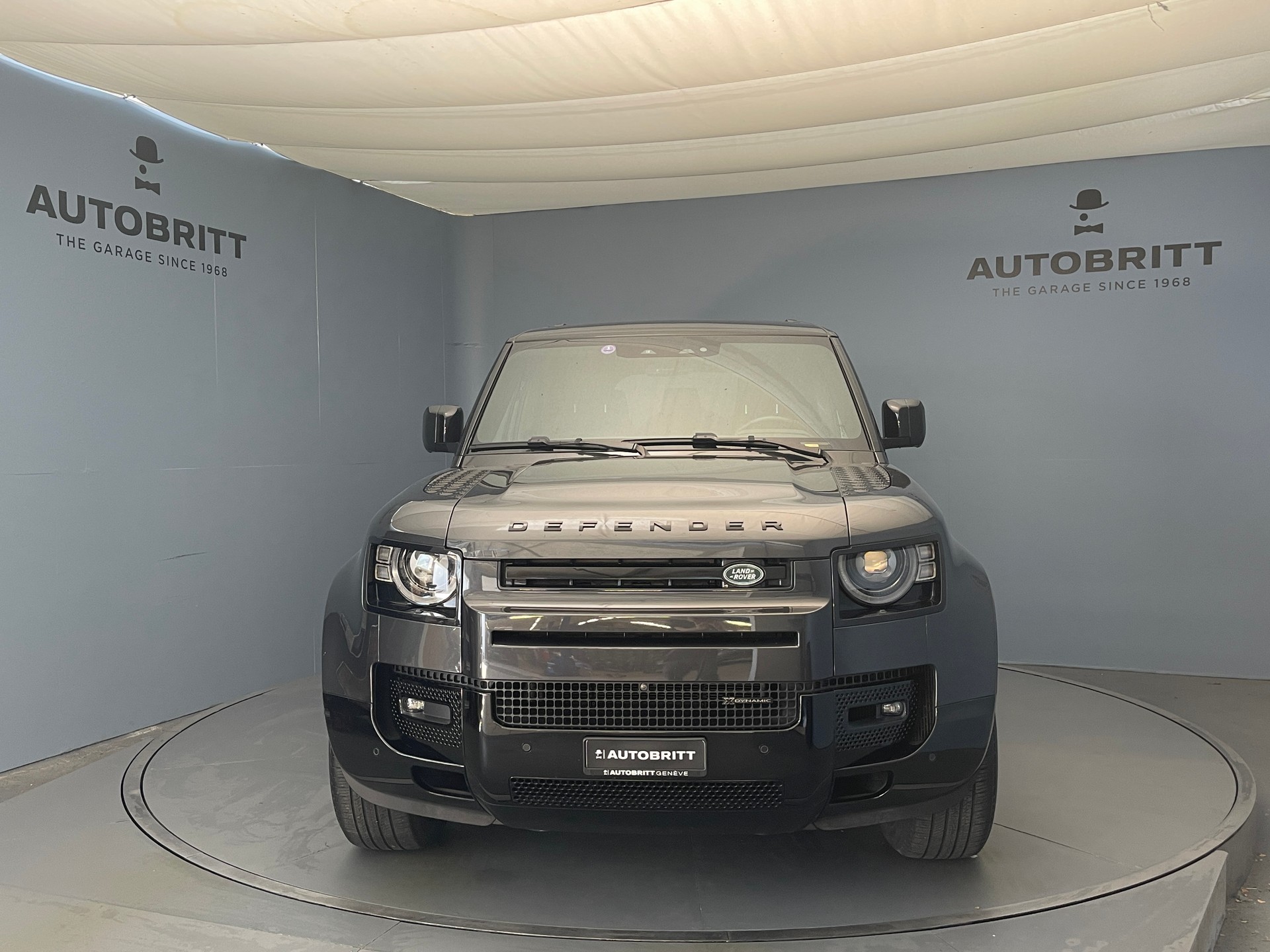 LAND ROVER Defender 110 3.0 D I6 300 X-Dynamic SE-showroom-element-1
