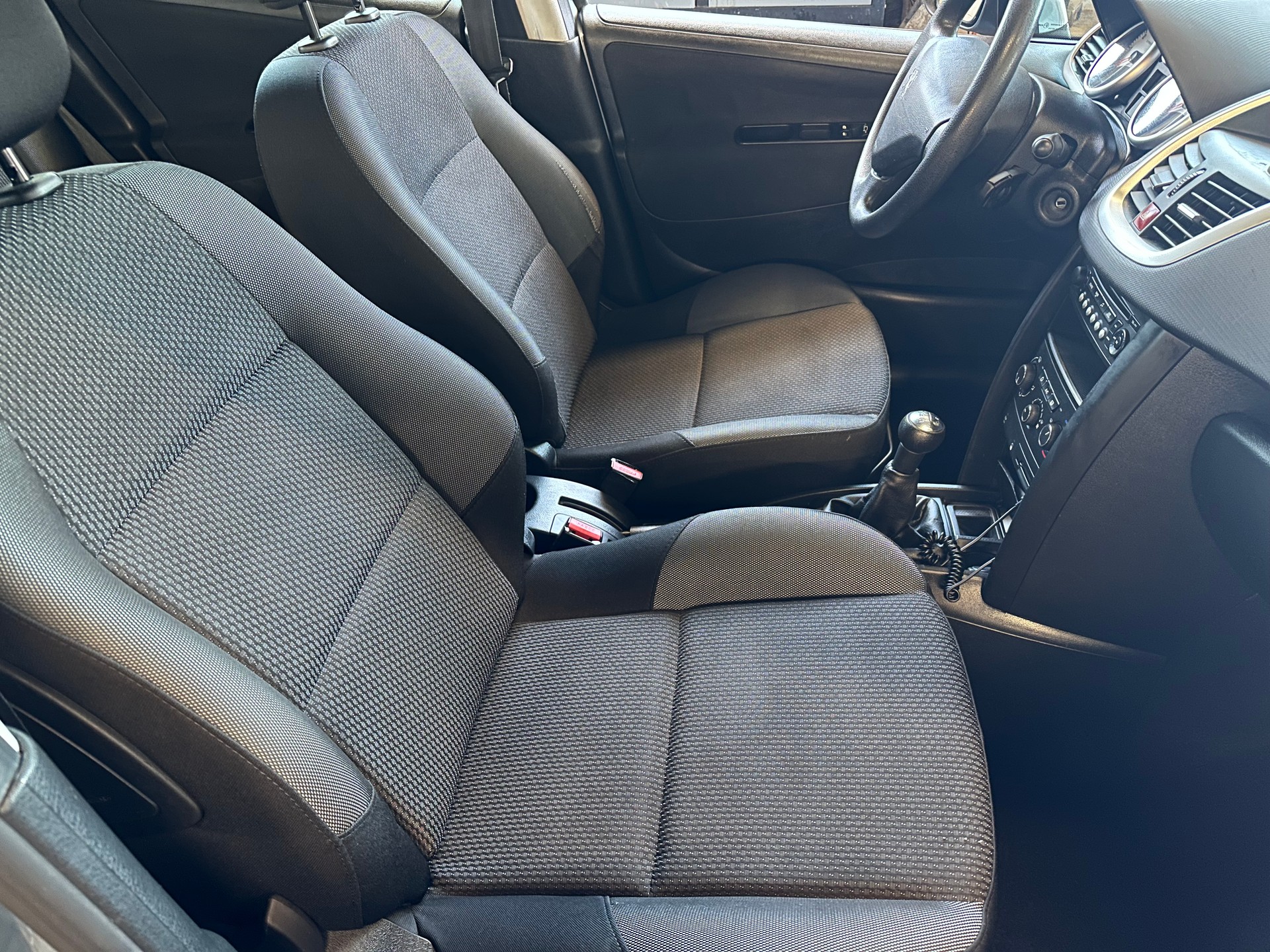 PEUGEOT 207 SW 1.4 16V Millesim 200-image-8