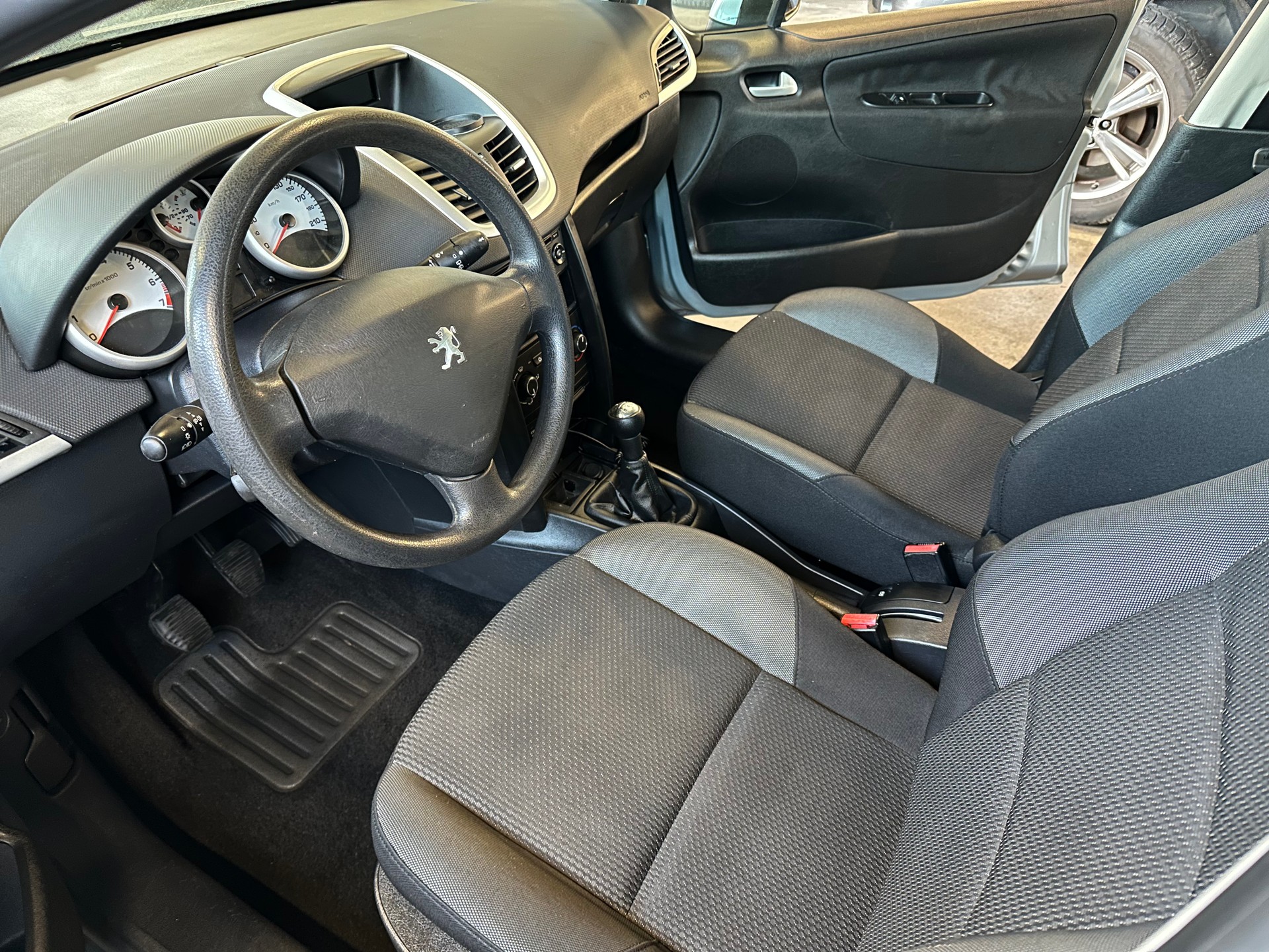 PEUGEOT 207 SW 1.4 16V Millesim 200-image-7