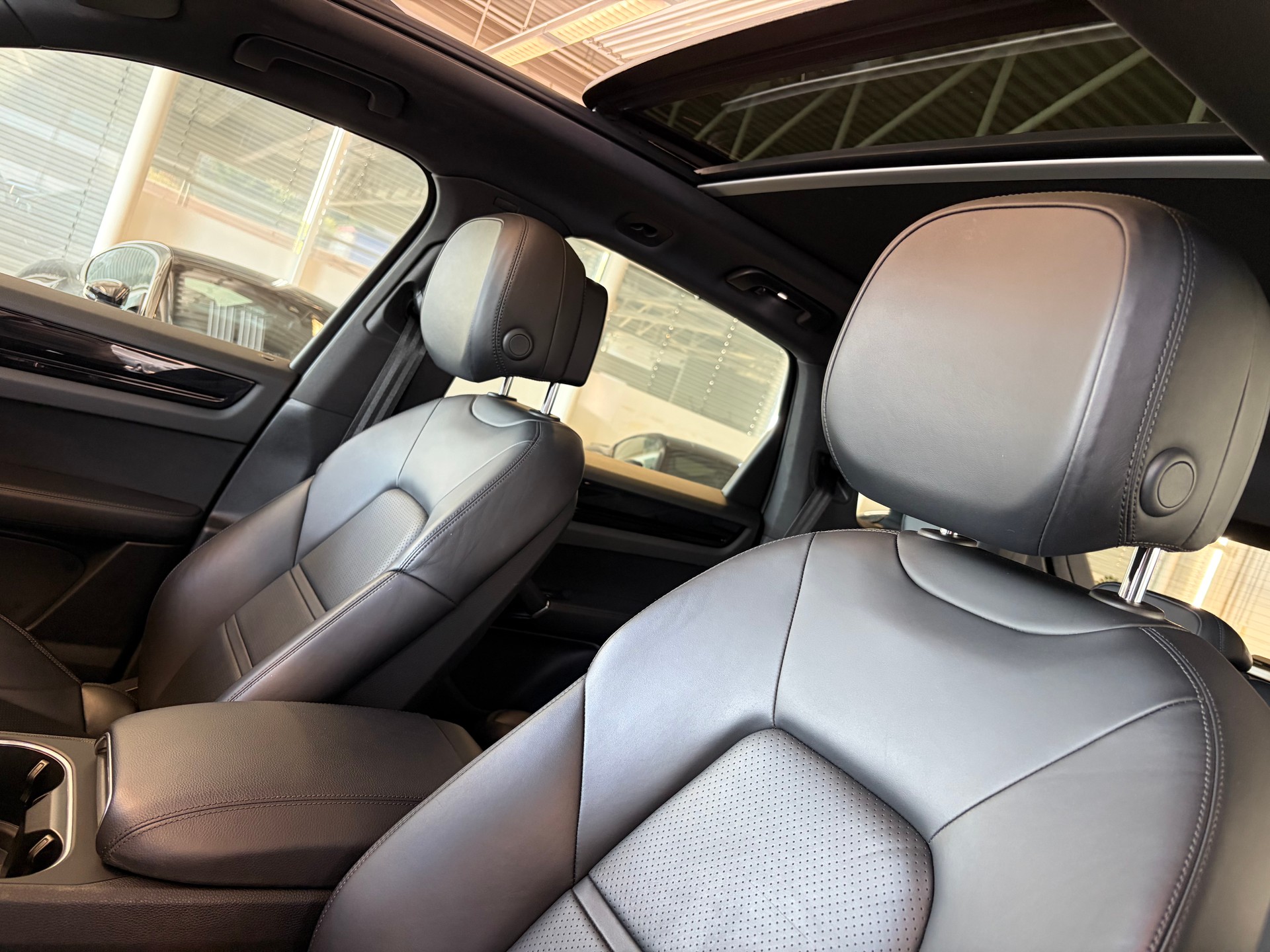 PORSCHE Cayenne E-Hybrid | CH | Swiss | Porsche Approved Garantie 04/2027 | Panorama | 21" RS | Komfortsitze Memory |-image-12