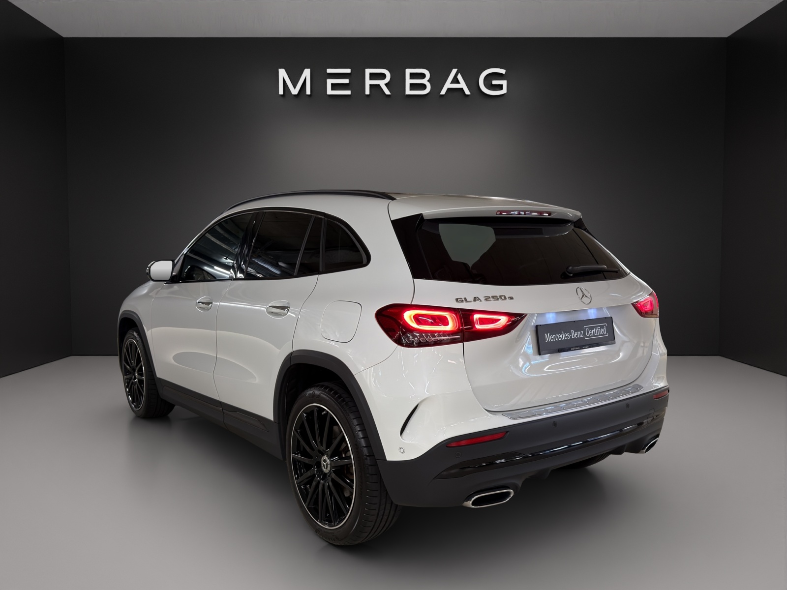 MERCEDES-BENZ GLA 250e AMG Line 8G-DCT-image-4