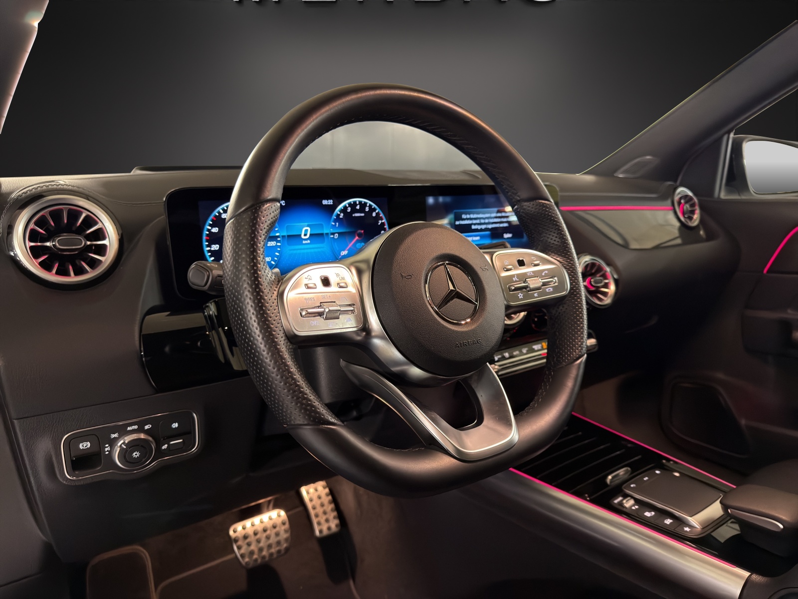 MERCEDES-BENZ GLA 250e AMG Line 8G-DCT-image-9