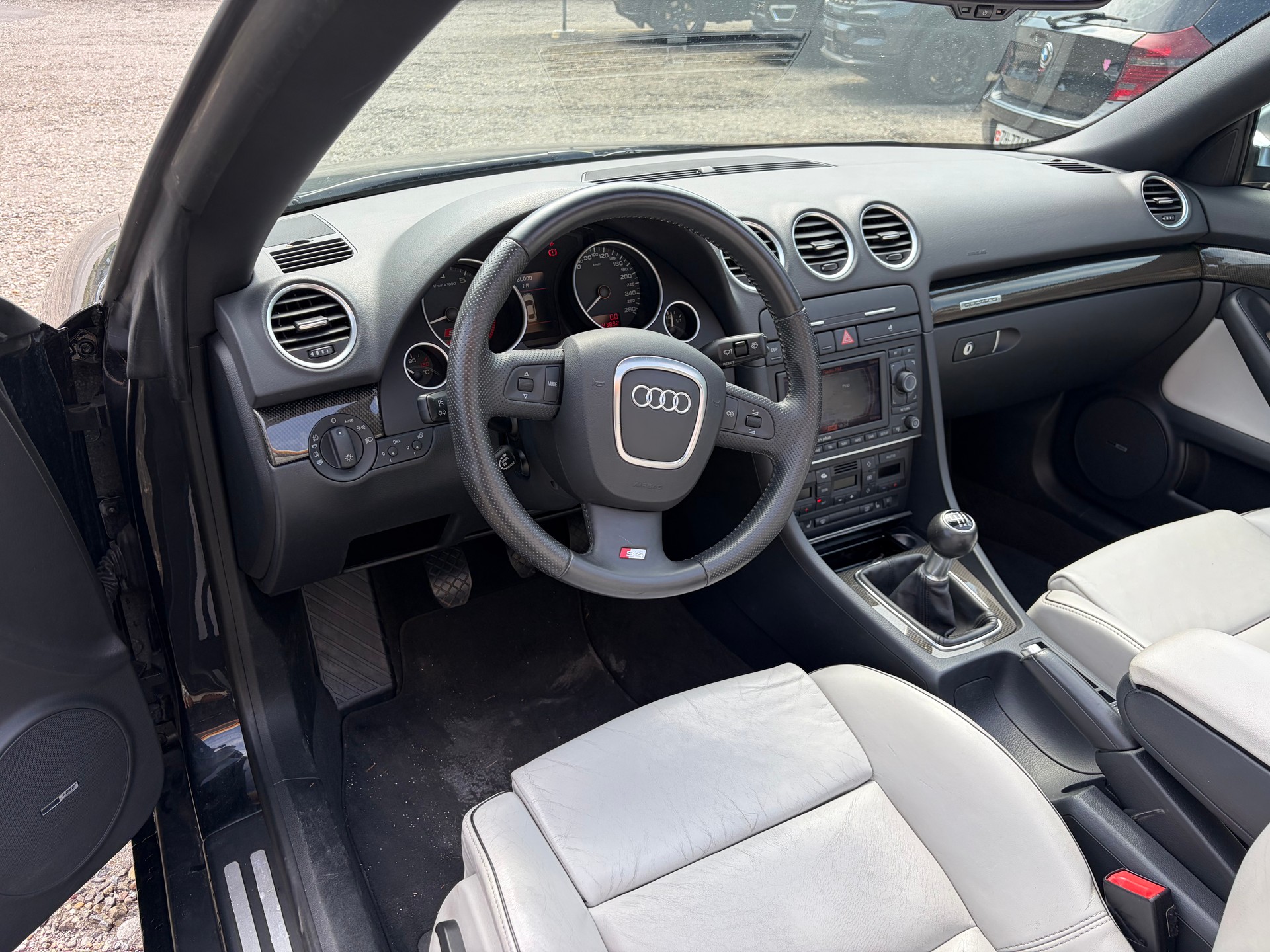 AUDI S4 Cabriolet 4.2 V8 quattro-image-3