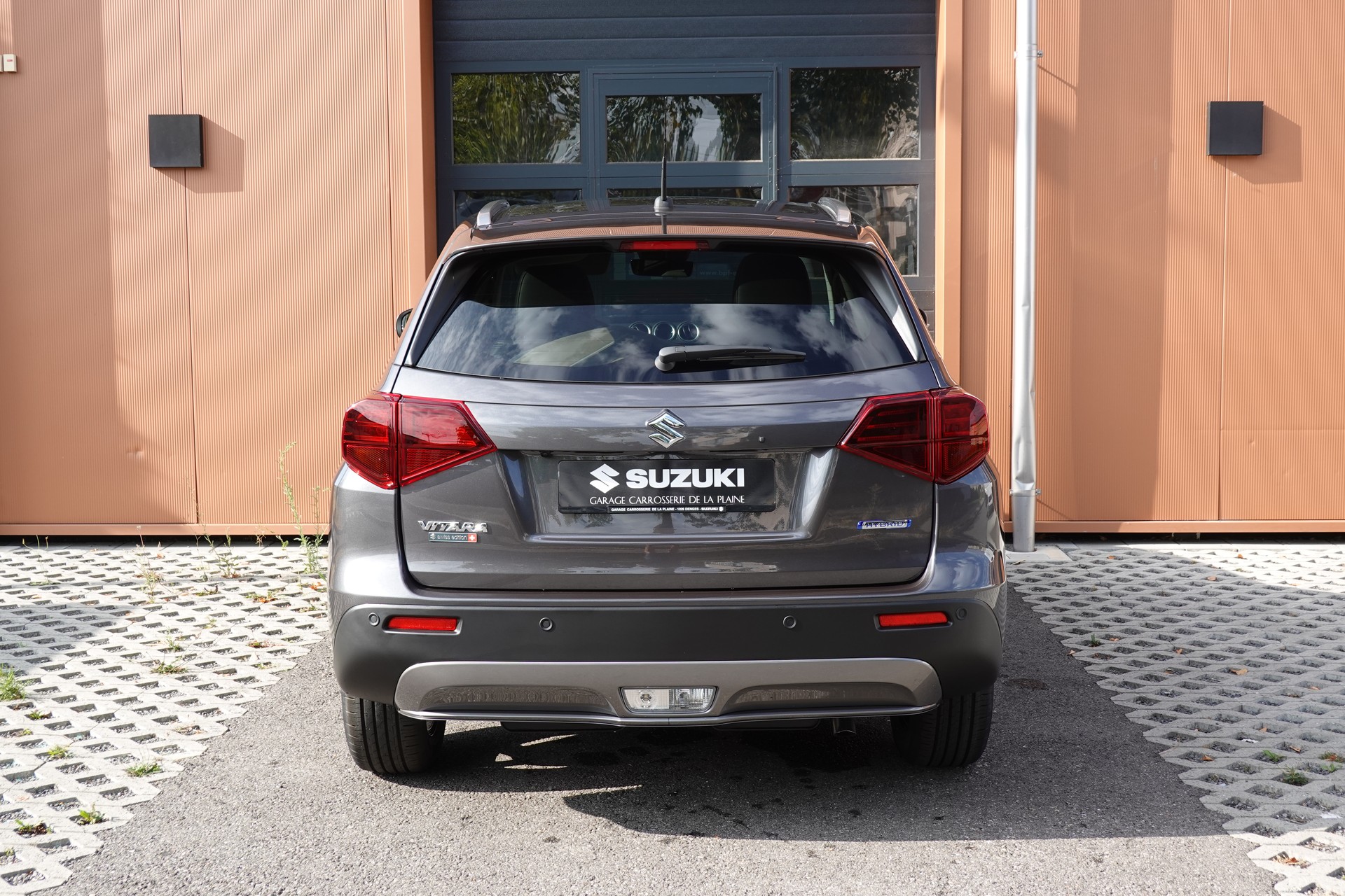SUZUKI Vitara 1.4 Boosterjet Piz Sulai Top 4x4 Hybrid CH Auto * 3 ans de Garantie * Clim Auto * Keyless * Caméra * Toit ouvrant *-image-8