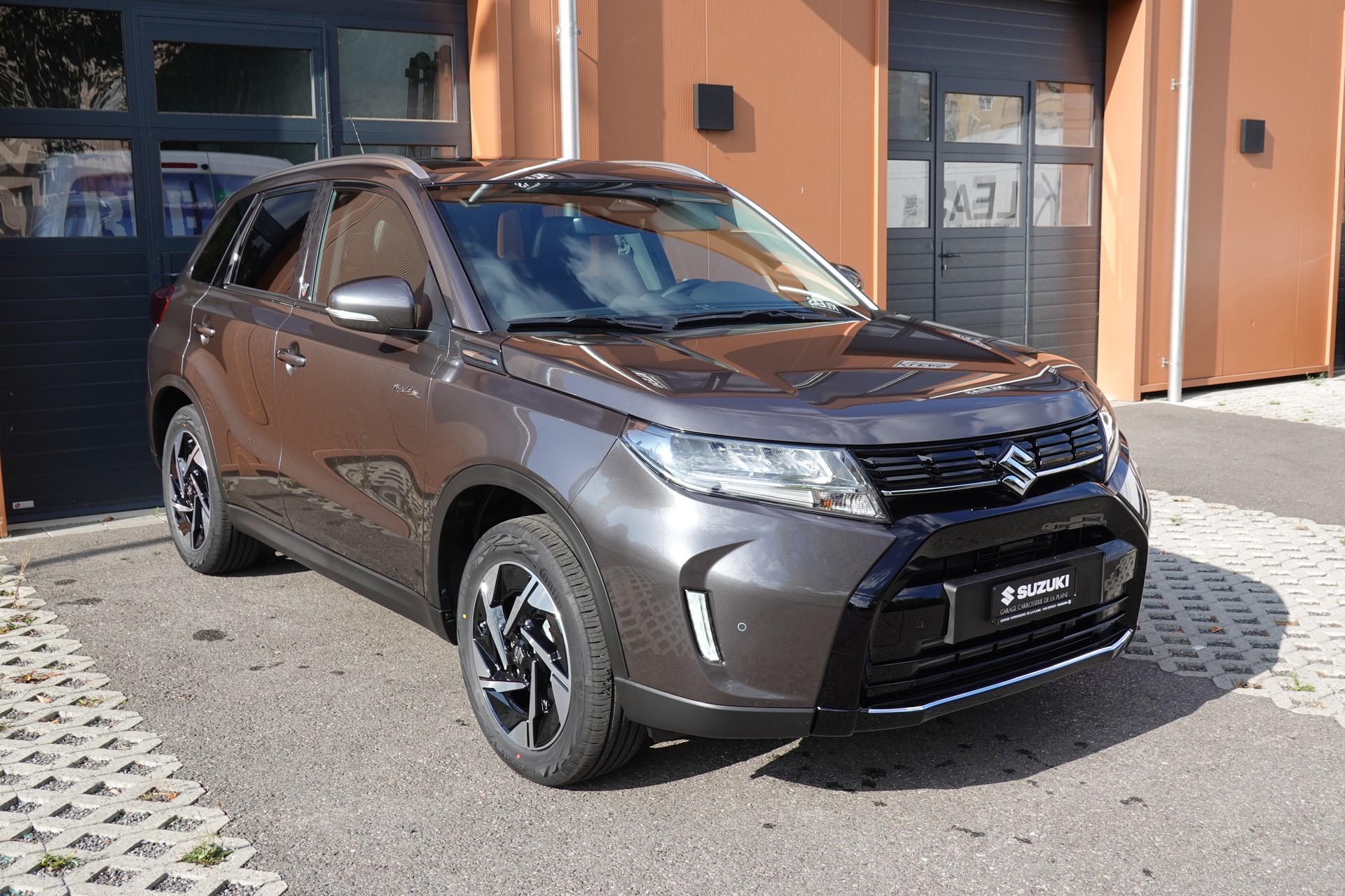 SUZUKI Vitara 1.4 Boosterjet Piz Sulai Top 4x4 Hybrid CH Auto * 3 ans de Garantie * Clim Auto * Keyless * Caméra * Toit ouvrant *-showroom-element-2