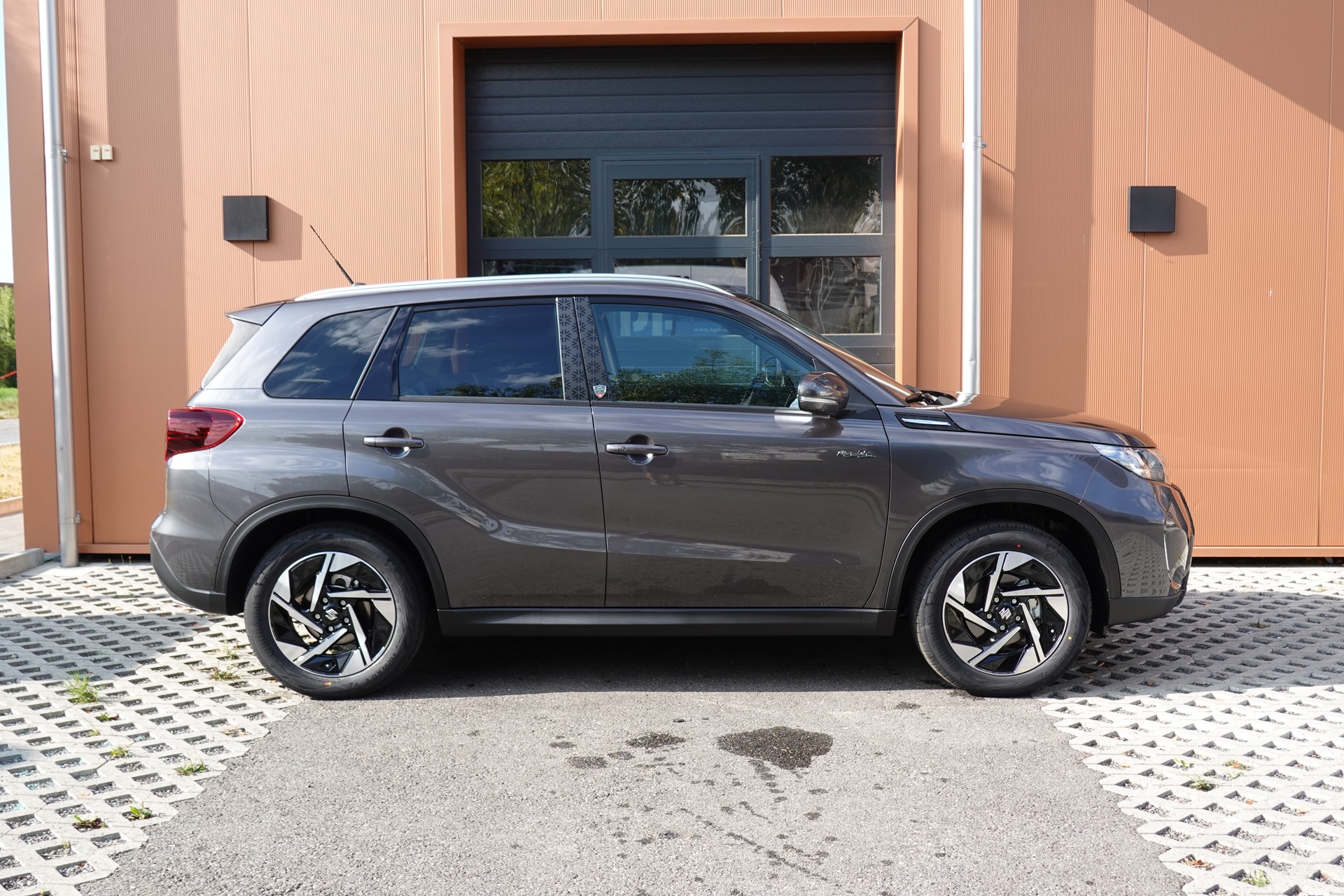 SUZUKI Vitara 1.4 Boosterjet Piz Sulai Top 4x4 Hybrid CH Auto * 3 ans de Garantie * Clim Auto * Keyless * Caméra * Toit ouvrant *-showroom-element-3