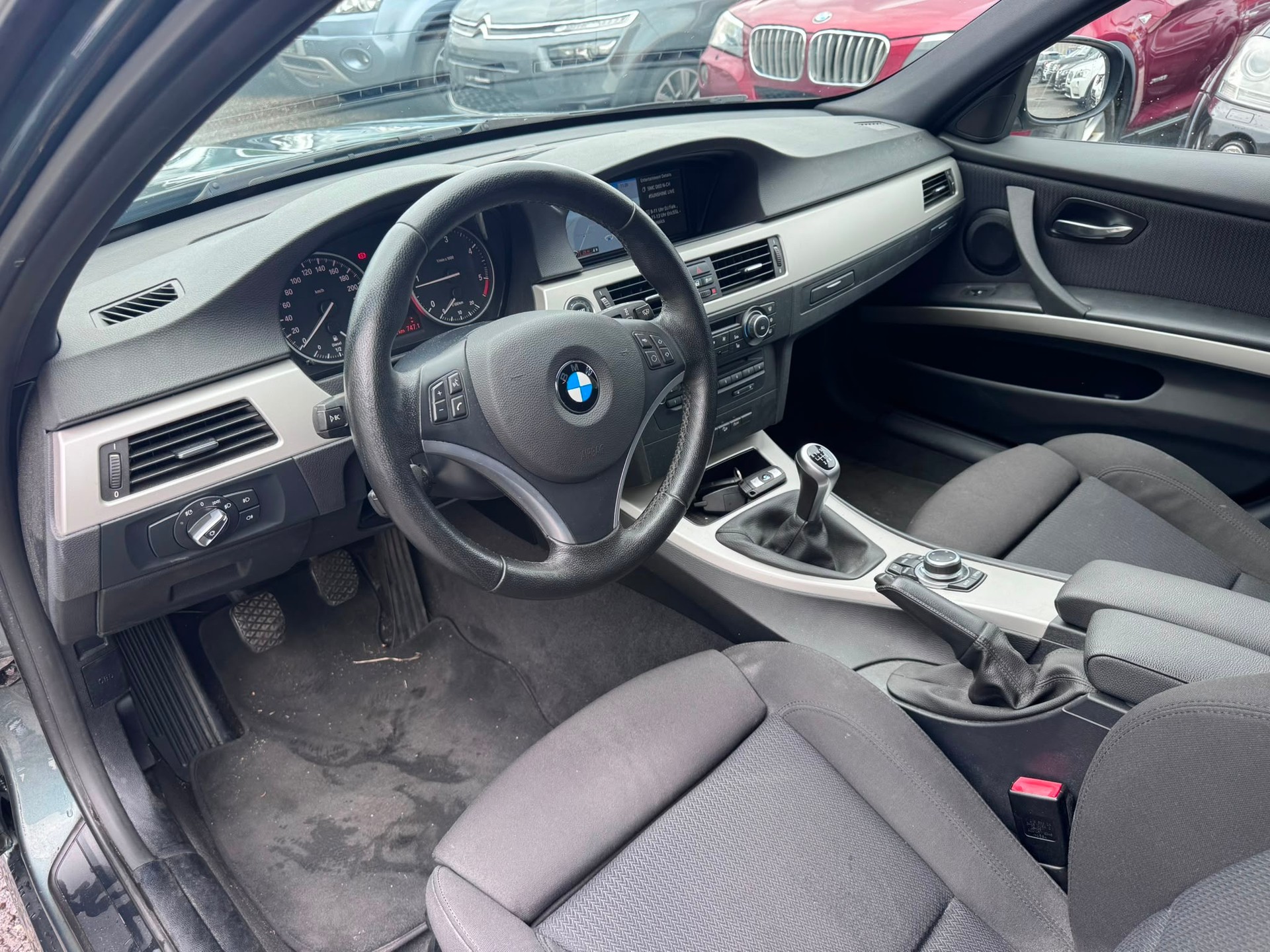 BMW 320d xDrive Touring-image-9