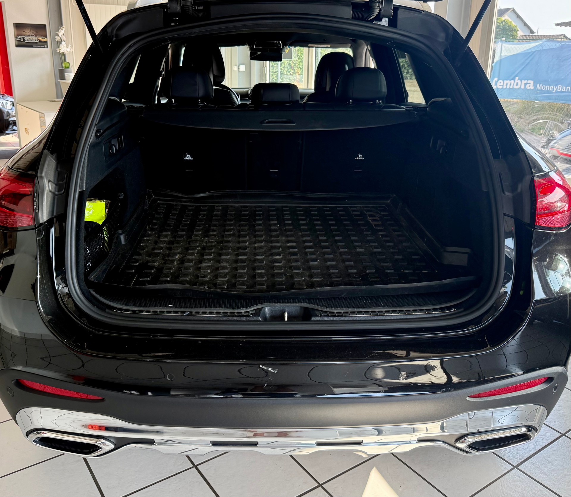 MERCEDES-BENZ GLC 300 AMG Line 4Matic 9G-Tronic-image-22
