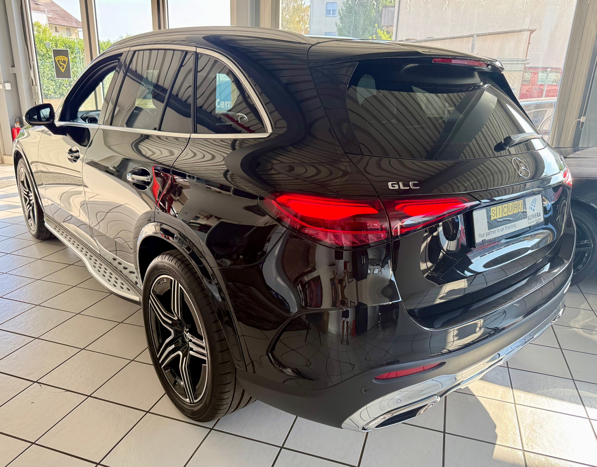 MERCEDES-BENZ GLC 300 AMG Line 4Matic 9G-Tronic-image-7