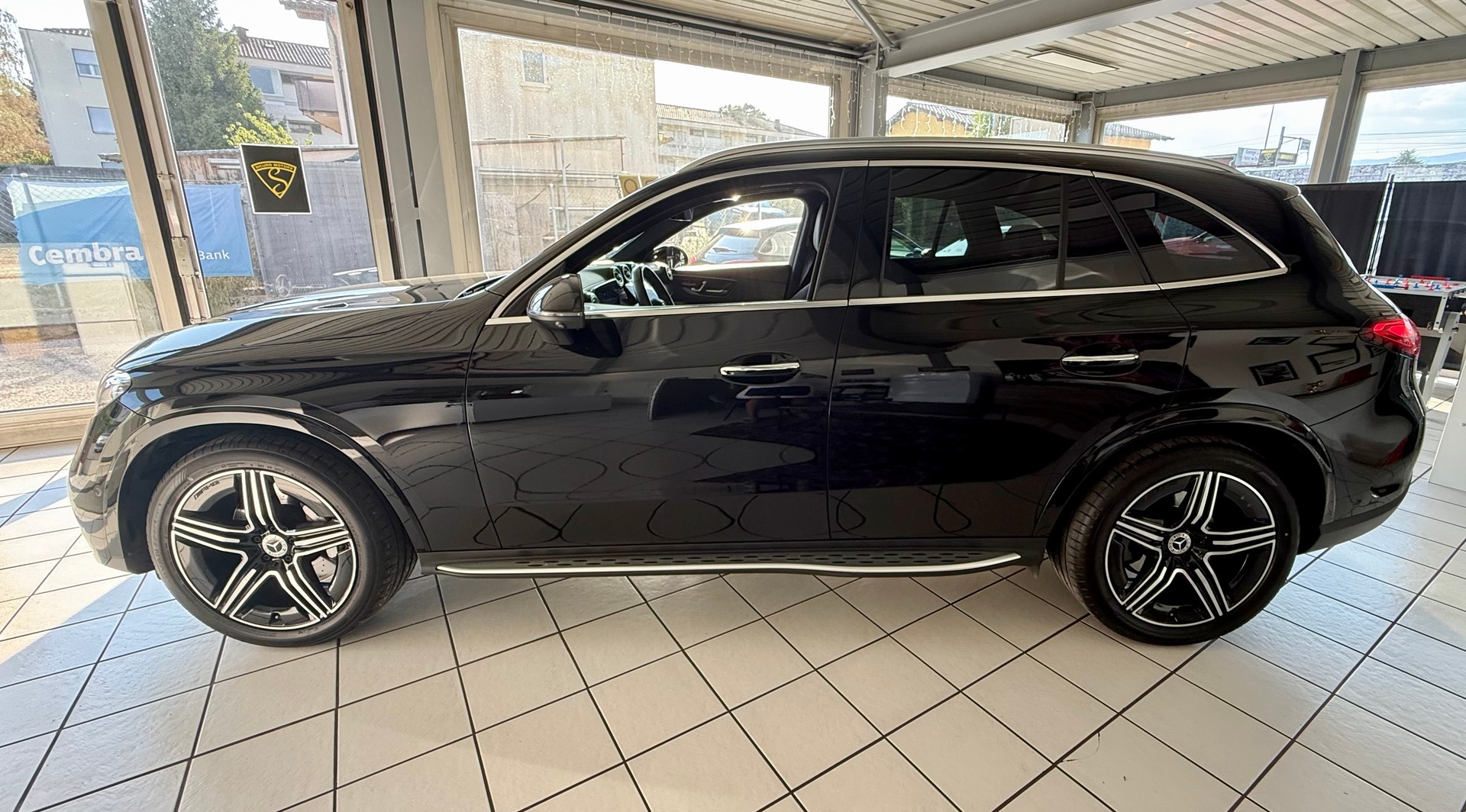 MERCEDES-BENZ GLC 300 AMG Line 4Matic 9G-Tronic-image-5