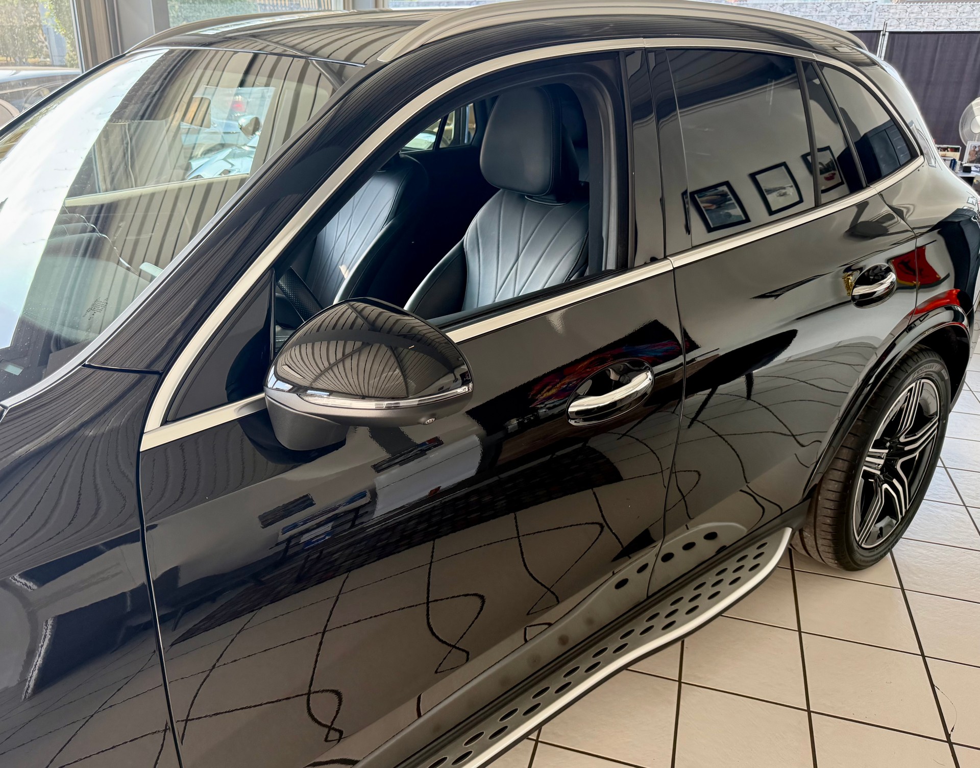 MERCEDES-BENZ GLC 300 AMG Line 4Matic 9G-Tronic-image-4