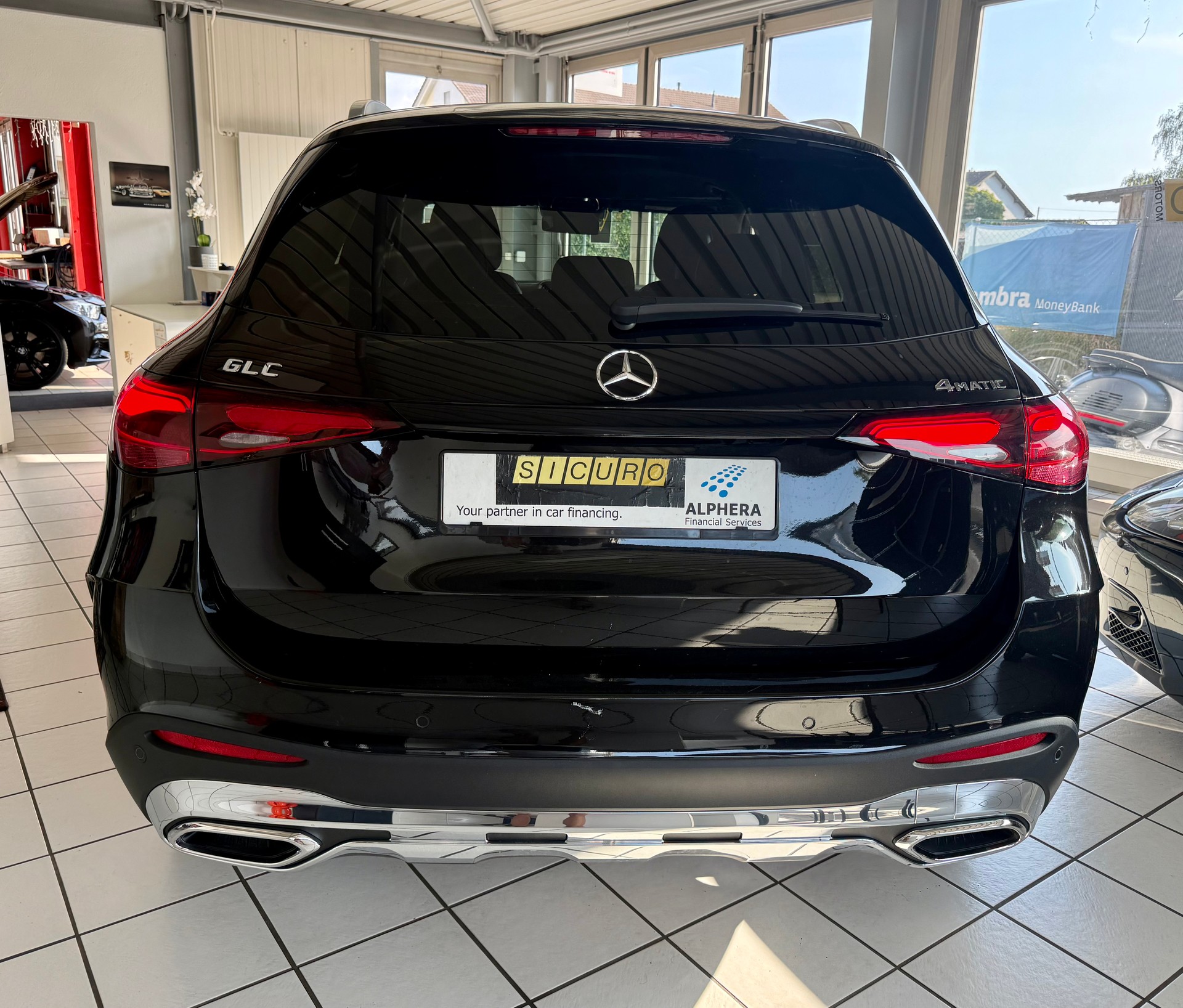 MERCEDES-BENZ GLC 300 AMG Line 4Matic 9G-Tronic-image-8