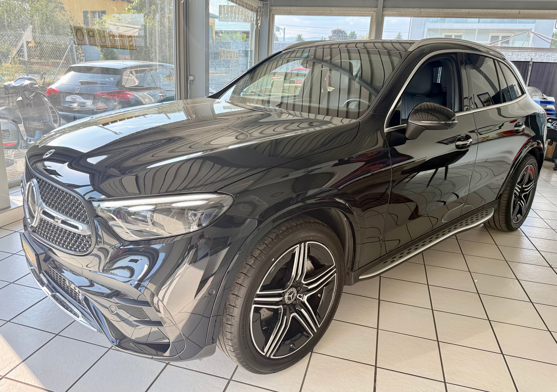 MERCEDES-BENZ GLC 300 AMG Line 4Matic 9G-Tronic-showroom-element-3