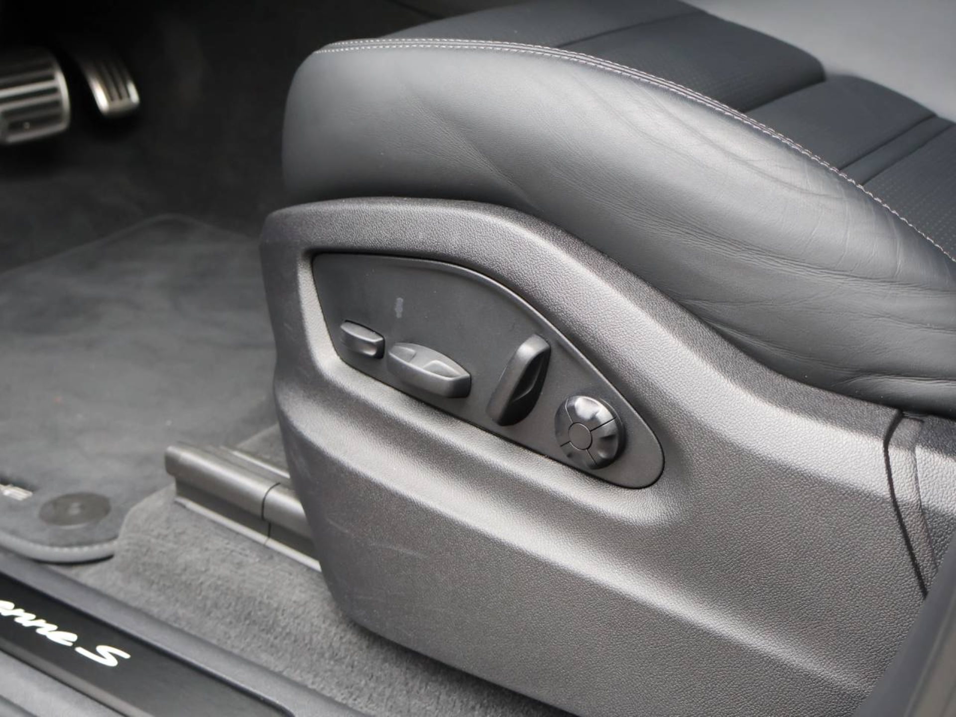 PORSCHE Cayenne S E-Hybrid Black Edition-image-27