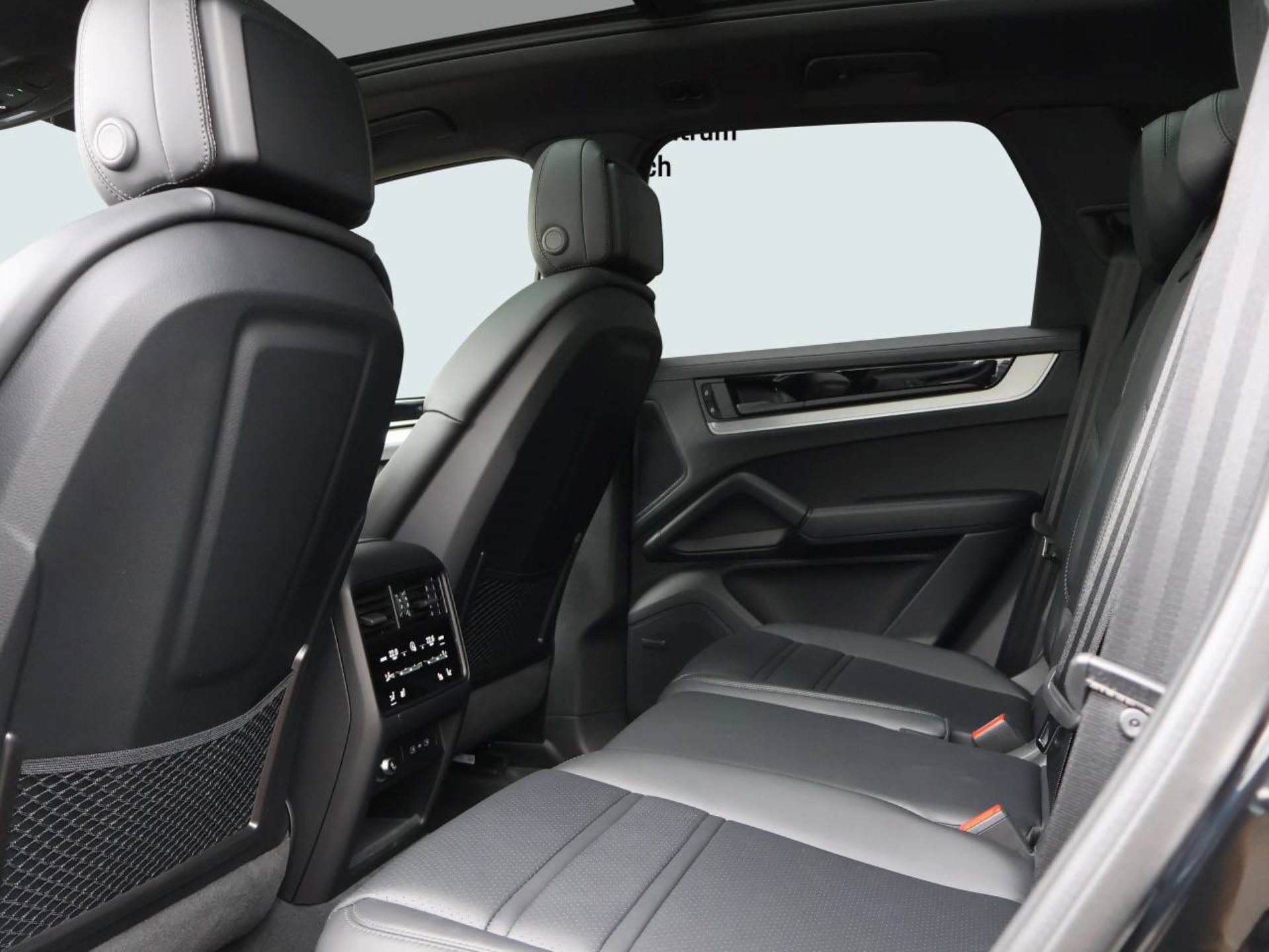 PORSCHE Cayenne S E-Hybrid Black Edition-image-15