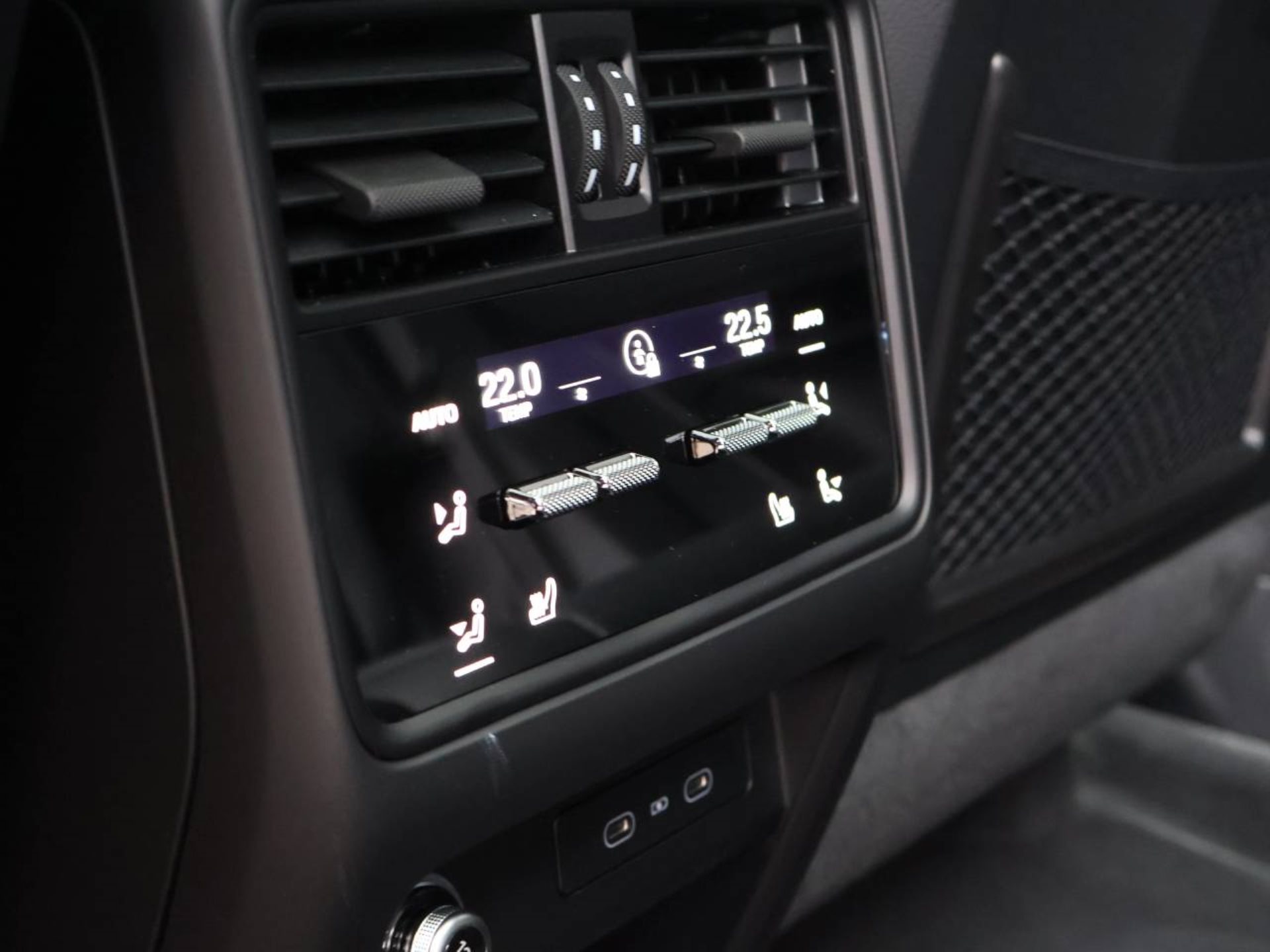 PORSCHE Cayenne S E-Hybrid Black Edition-image-32
