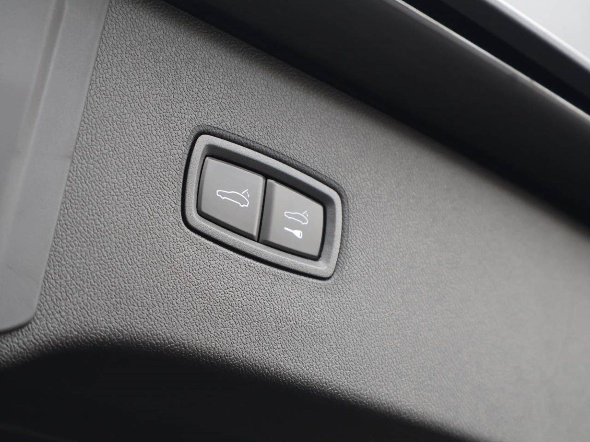 PORSCHE Cayenne S E-Hybrid Black Edition-image-33