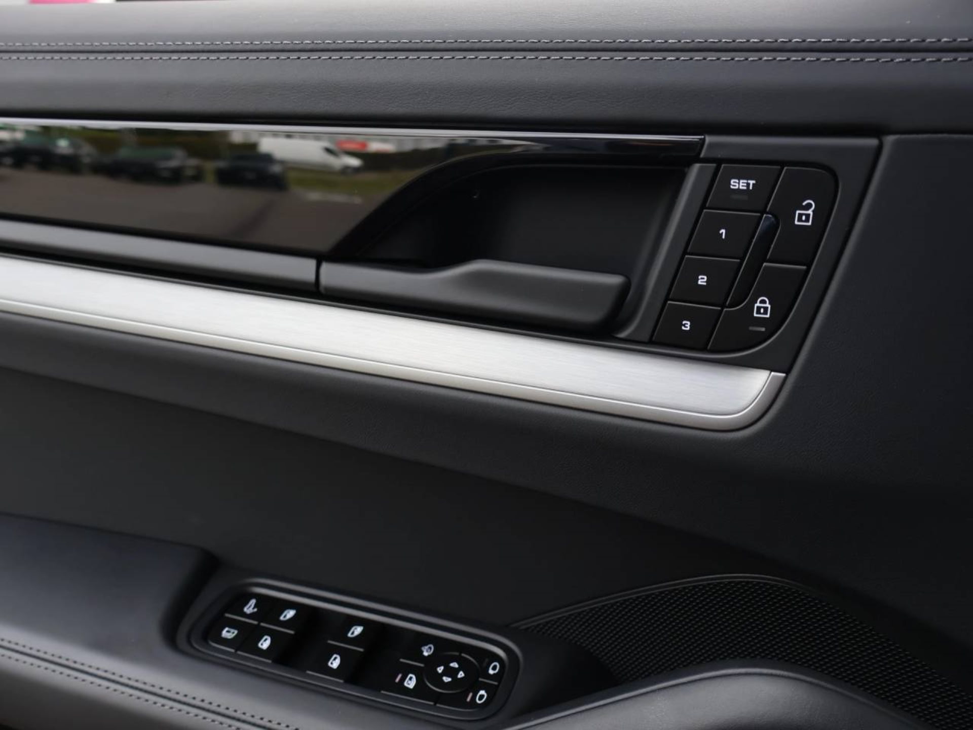 PORSCHE Cayenne S E-Hybrid Black Edition-image-30