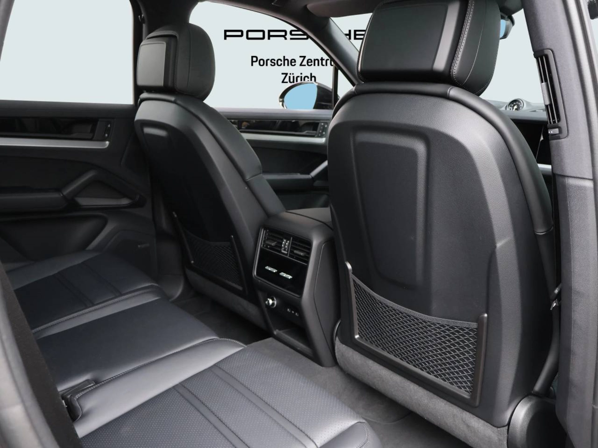 PORSCHE Cayenne S E-Hybrid Black Edition-image-16