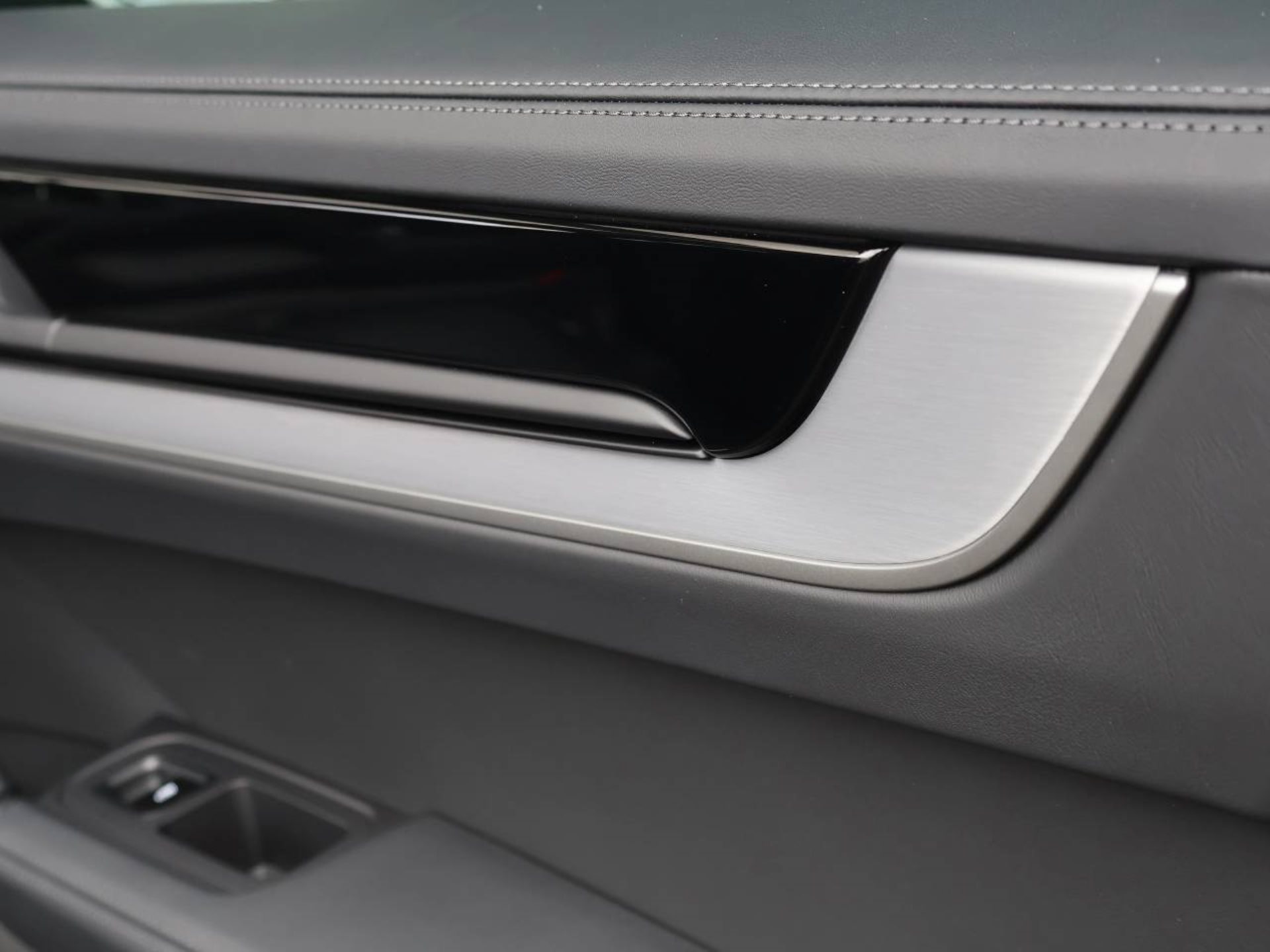 PORSCHE Cayenne S E-Hybrid Black Edition-image-29