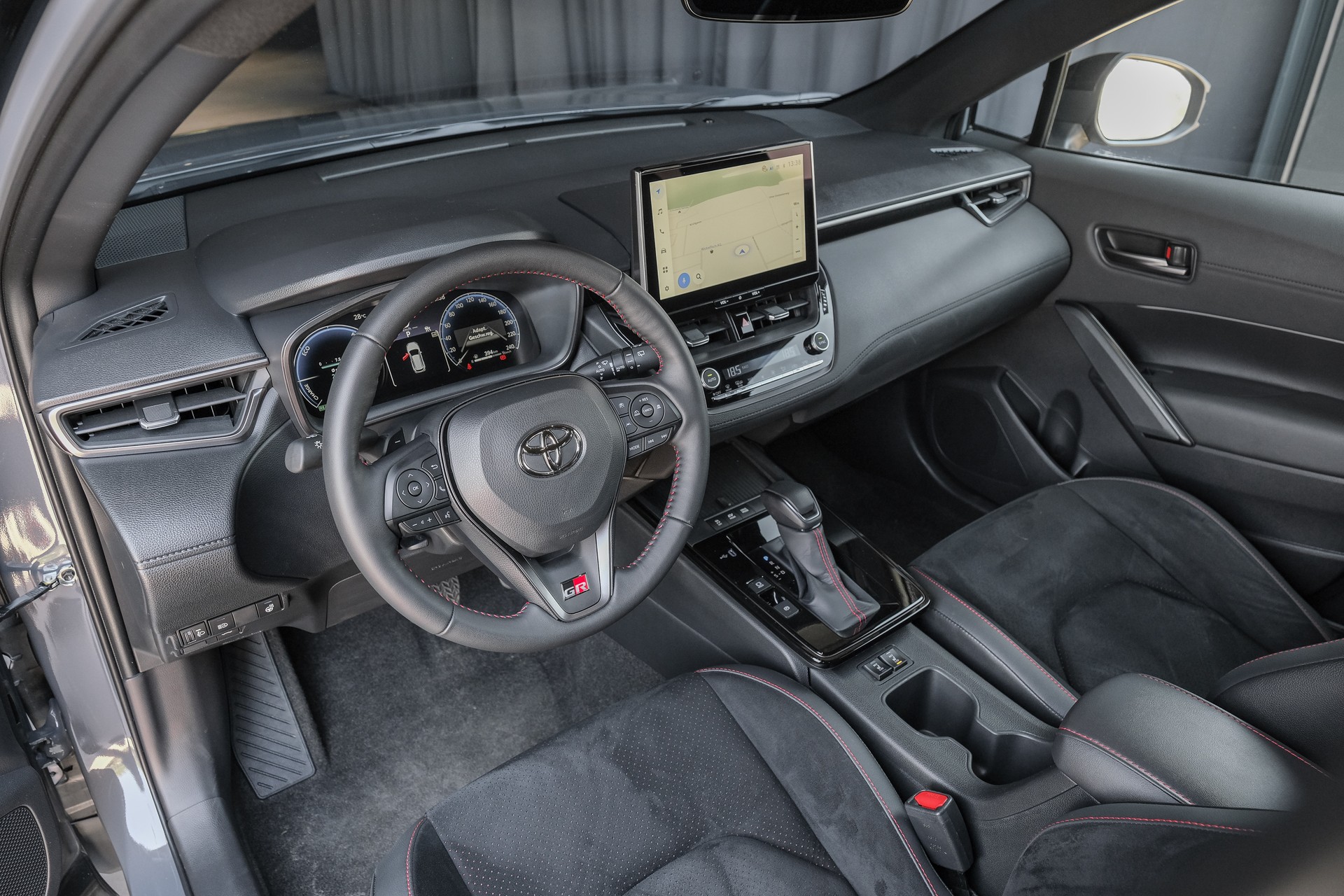 TOYOTA Corolla Cross 2.0 GR Sport e-CVT-image-12