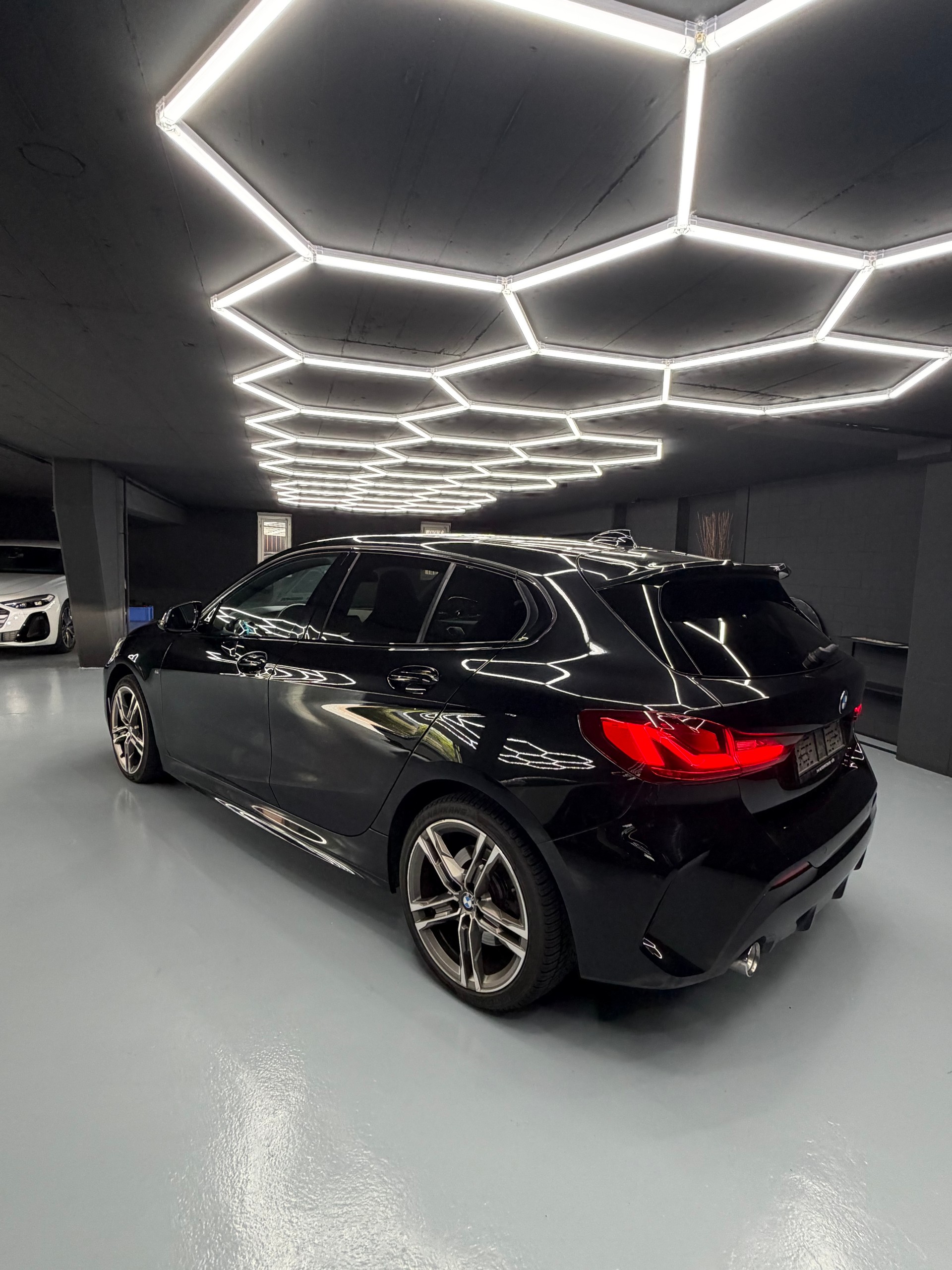 BMW 120d xDrive Steptronic M Sport-showroom-element-3